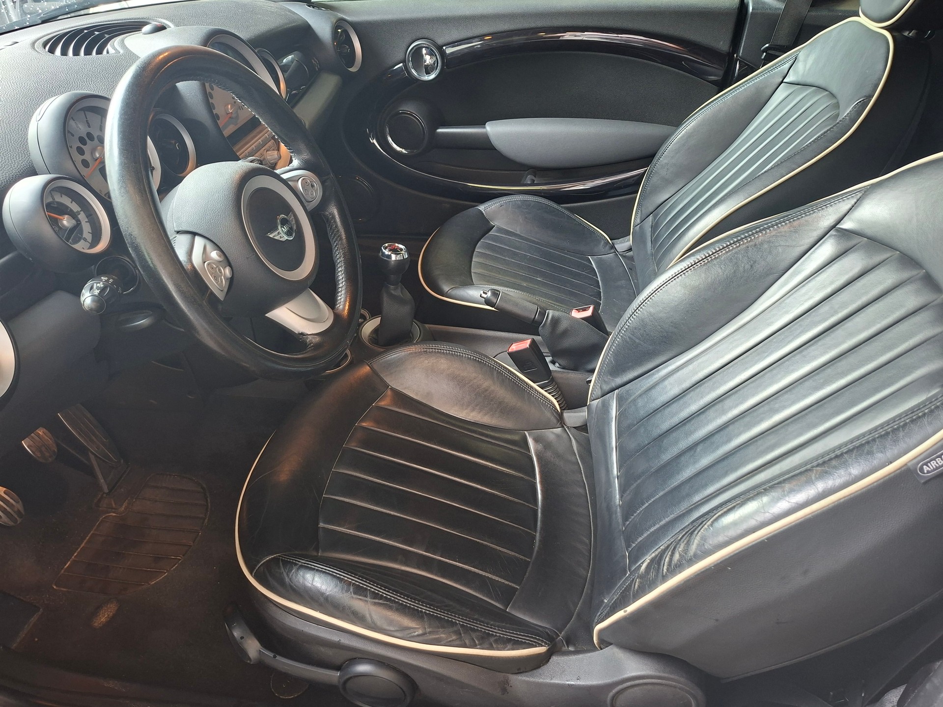 MINI Cooper John Cooper Works Cabriolet-image-6