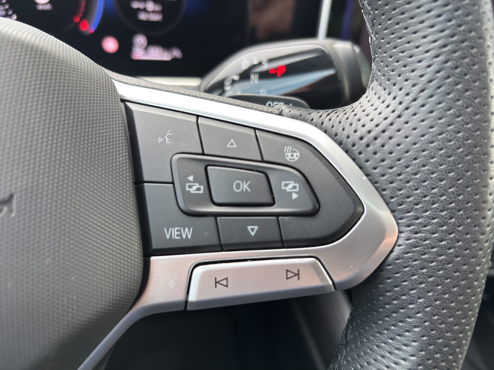 VW Passat Variant 2.0 TDI R-Line 4 Motion DSG CH-Fahrzeug mit Werksgarantie bis 2028 mit AHK, Leder & Winterräder-image-15