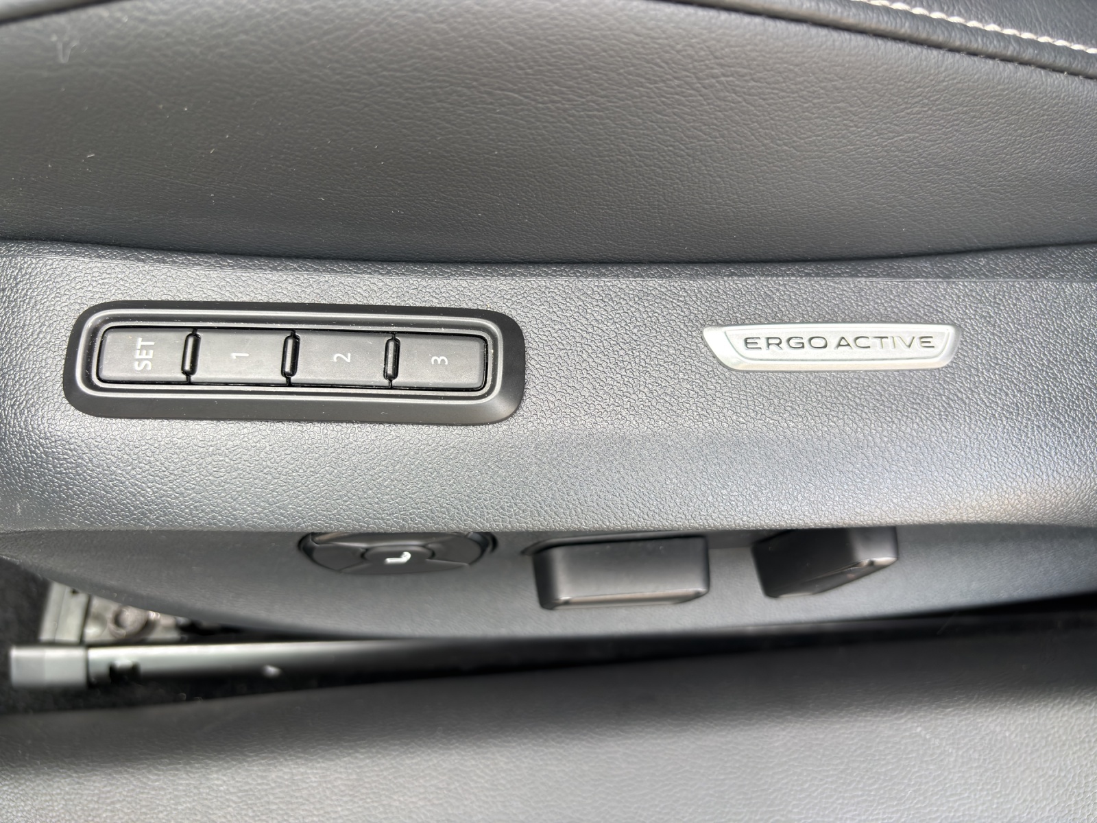 VW Passat Variant 2.0 TDI R-Line 4 Motion DSG CH-Fahrzeug mit Werksgarantie bis 2028 mit AHK, Leder & Winterräder-image-28