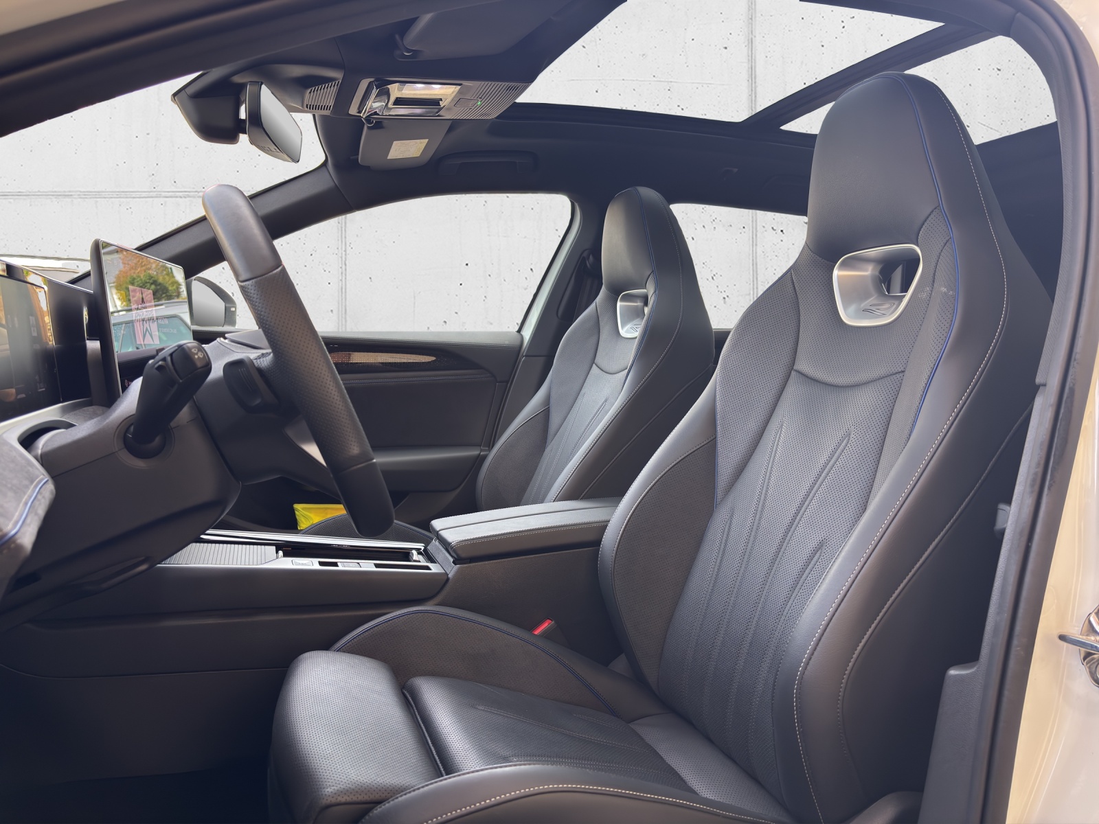 VW Passat Variant 2.0 TDI R-Line 4 Motion DSG CH-Fahrzeug mit Werksgarantie bis 2028 mit AHK, Leder & Winterräder-image-26
