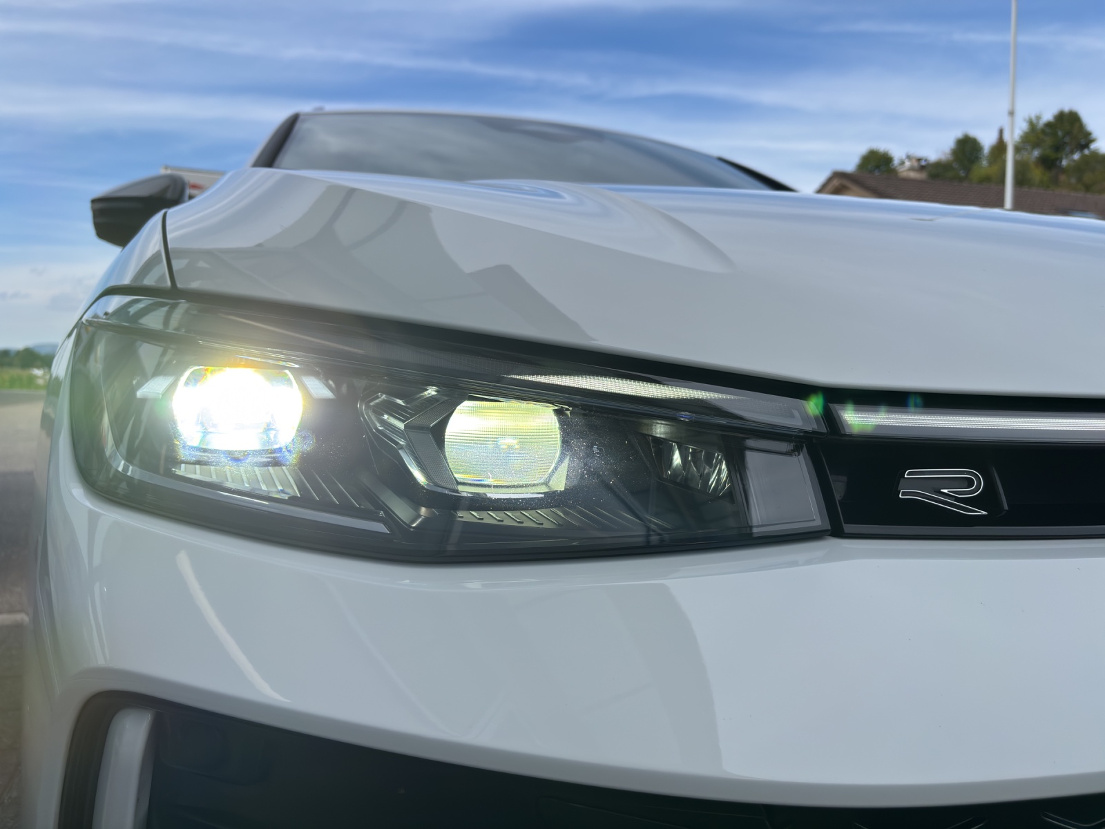 VW Passat Variant 2.0 TDI R-Line 4 Motion DSG CH-Fahrzeug mit Werksgarantie bis 2028 mit AHK, Leder & Winterräder-image-10