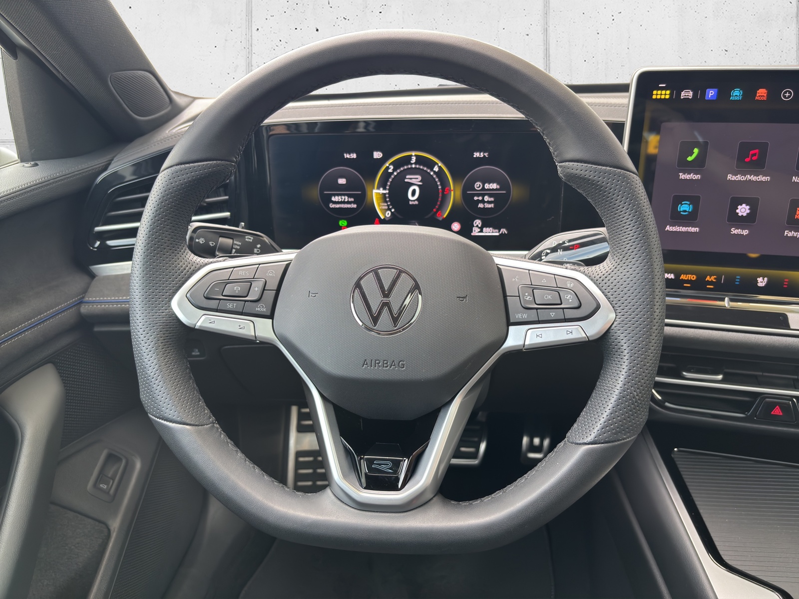 VW Passat Variant 2.0 TDI R-Line 4 Motion DSG CH-Fahrzeug mit Werksgarantie bis 2028 mit AHK, Leder & Winterräder-image-13