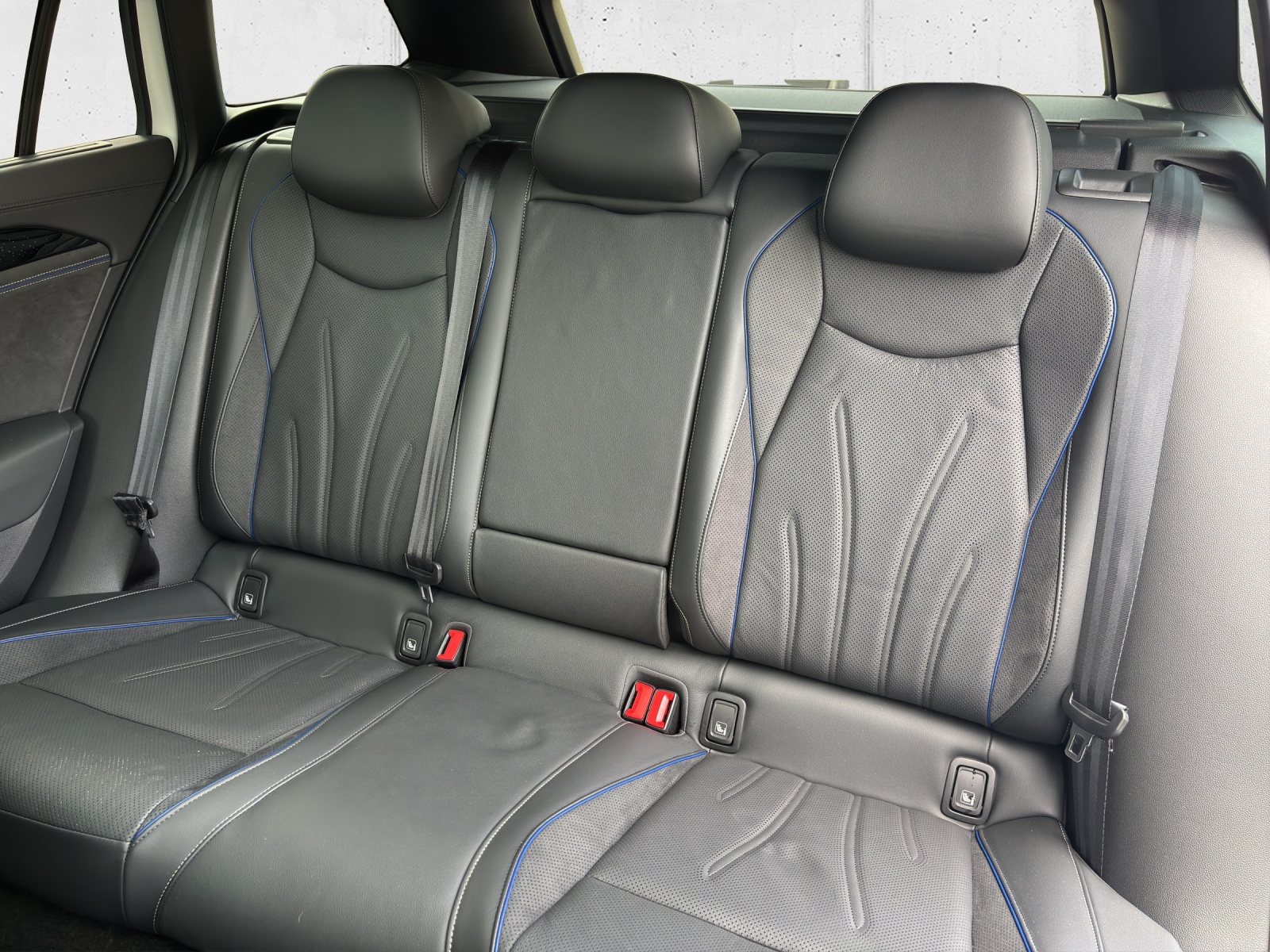 VW Passat Variant 2.0 TDI R-Line 4 Motion DSG CH-Fahrzeug mit Werksgarantie bis 2028 mit AHK, Leder & Winterräder-image-29