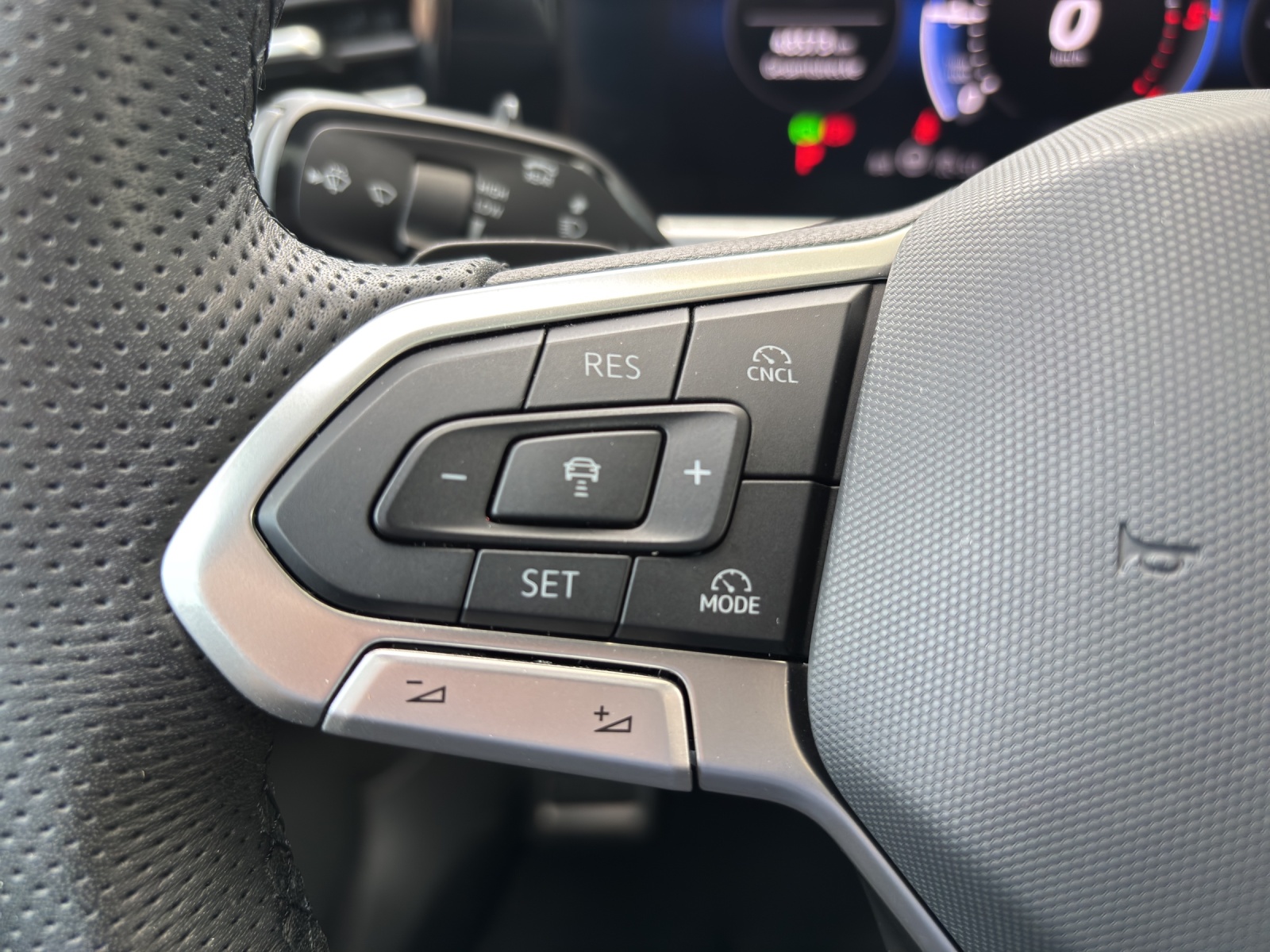VW Passat Variant 2.0 TDI R-Line 4 Motion DSG CH-Fahrzeug mit Werksgarantie bis 2028 mit AHK, Leder & Winterräder-image-14