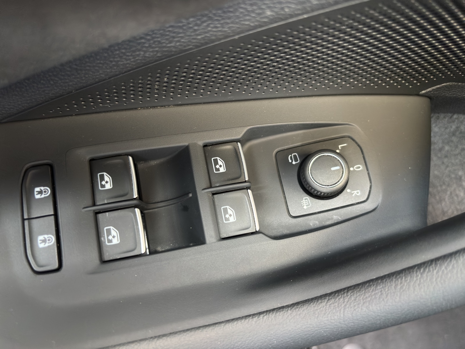 VW Passat Variant 2.0 TDI R-Line 4 Motion DSG CH-Fahrzeug mit Werksgarantie bis 2028 mit AHK, Leder & Winterräder-image-30