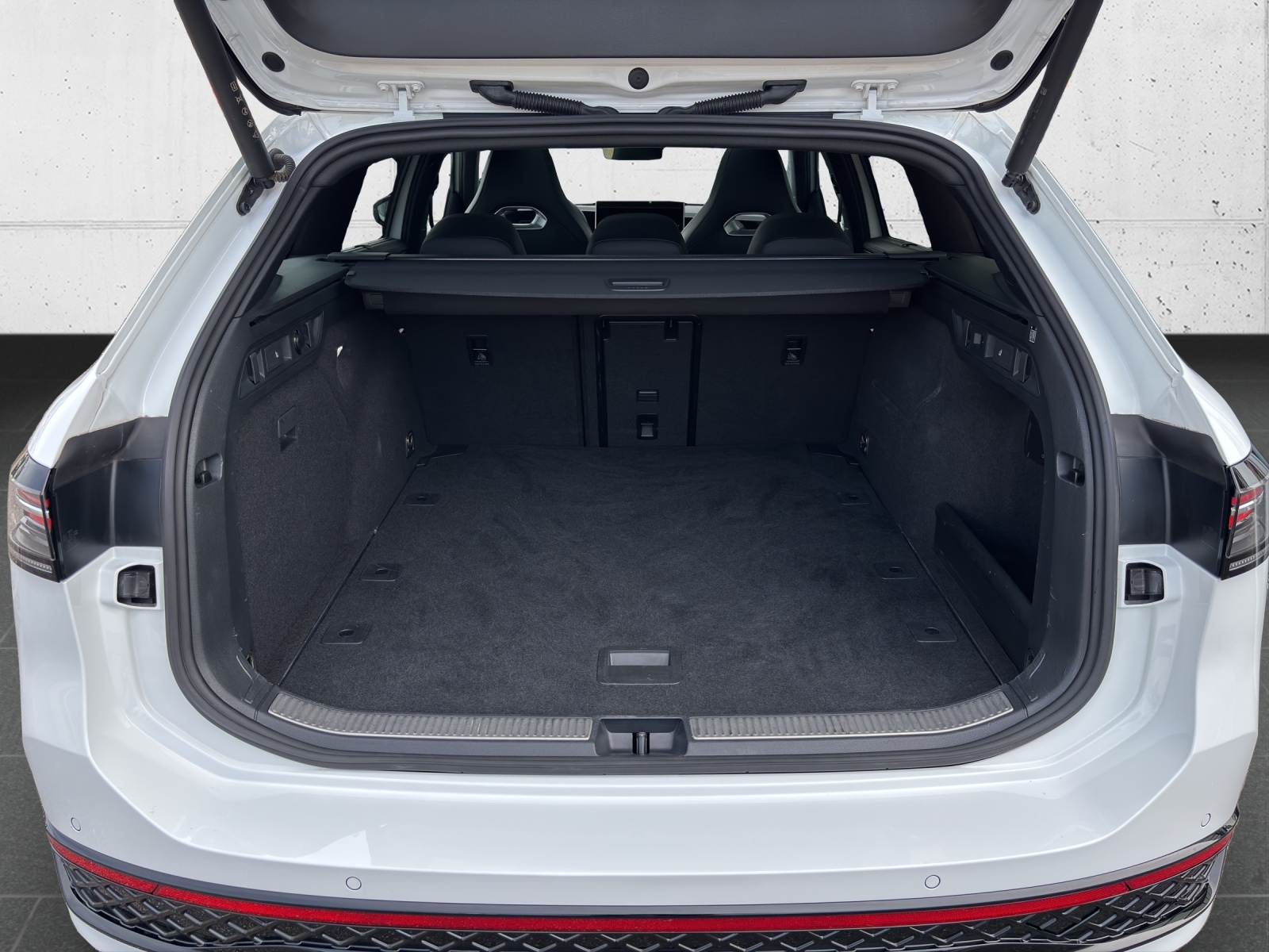 VW Passat Variant 2.0 TDI R-Line 4 Motion DSG CH-Fahrzeug mit Werksgarantie bis 2028 mit AHK, Leder & Winterräder-image-7