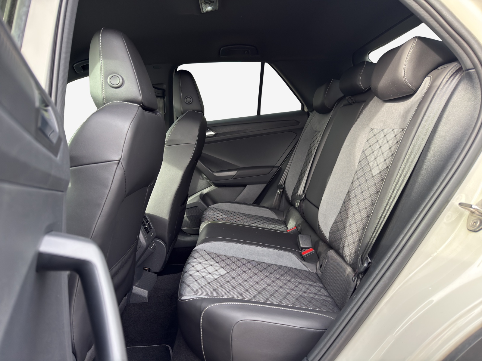 VW T-Roc 2.0 TSI R-Line DSG 4Motion-image-11