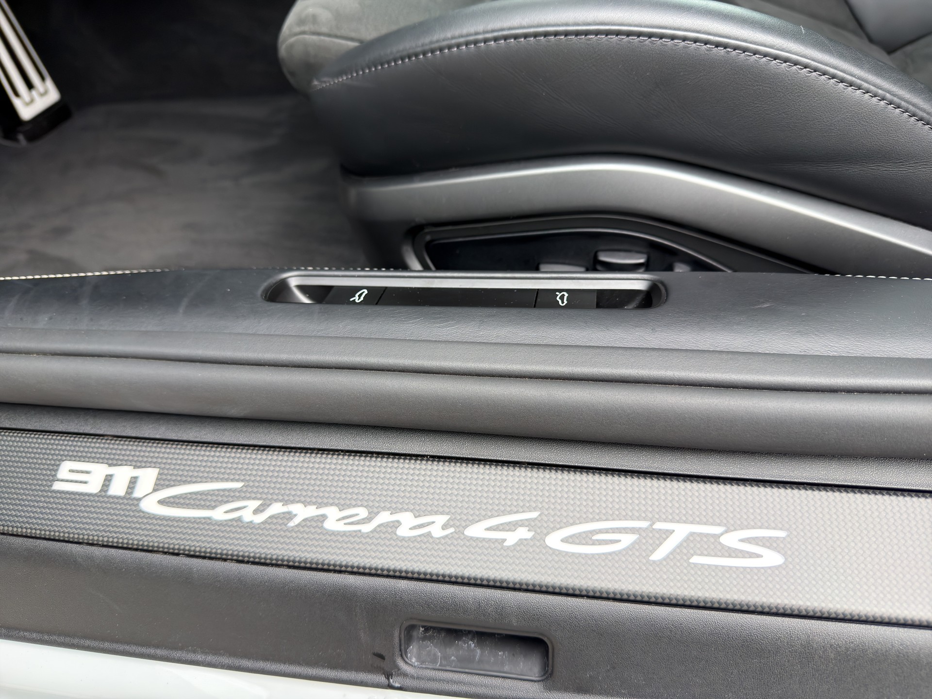 PORSCHE 911 Carrera 4 GTS Cabriolet-image-24