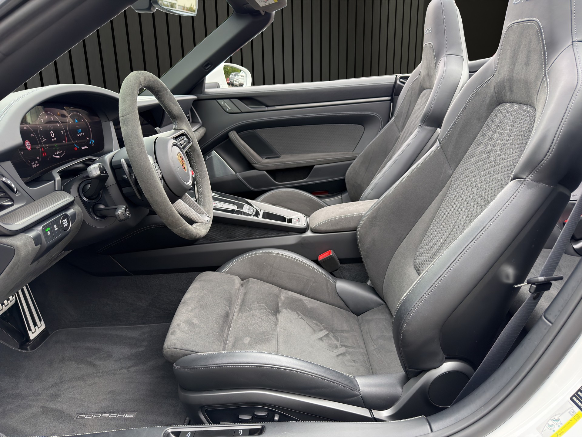 PORSCHE 911 Carrera 4 GTS Cabriolet-image-11