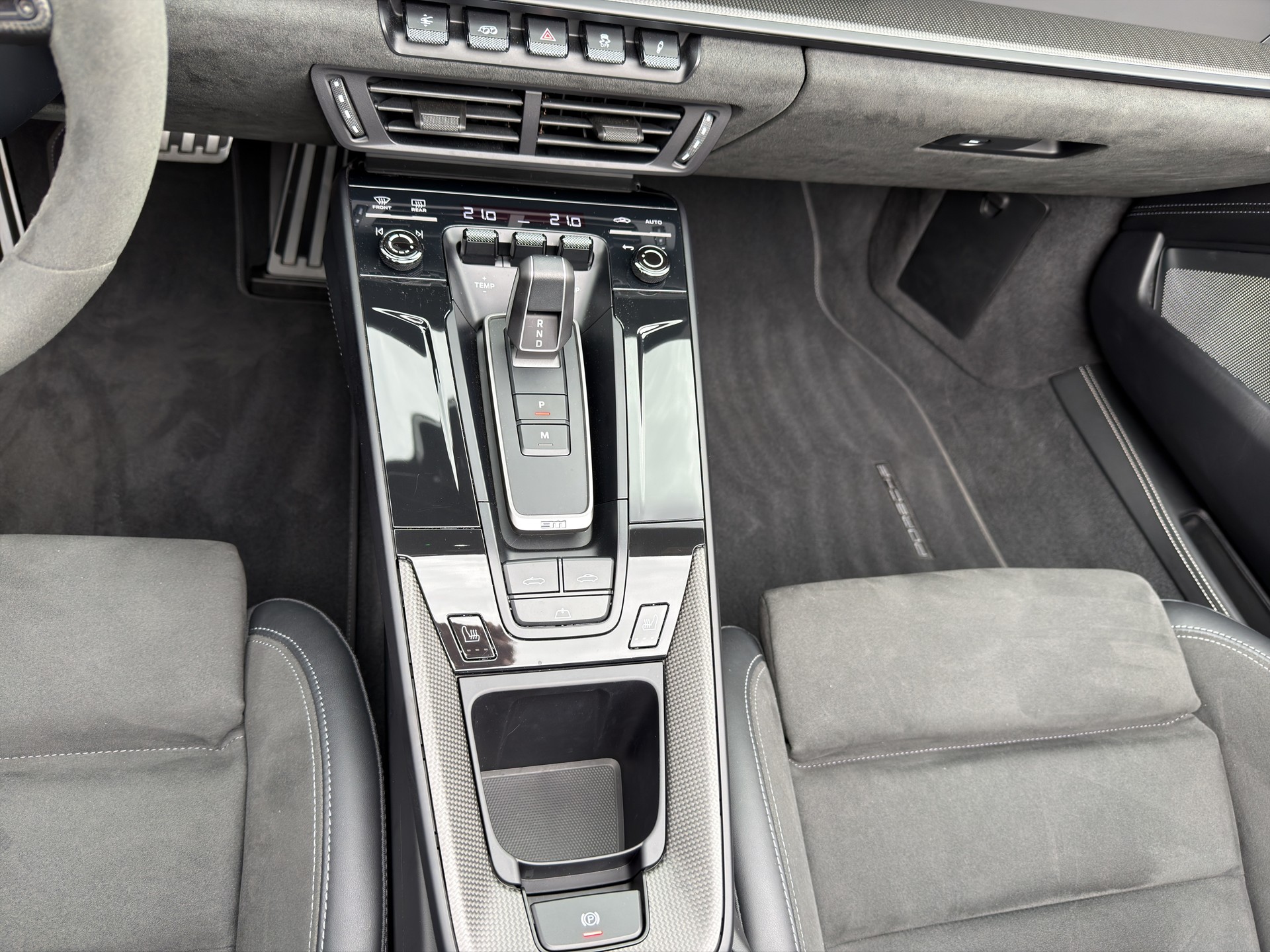 PORSCHE 911 Carrera 4 GTS Cabriolet-image-16