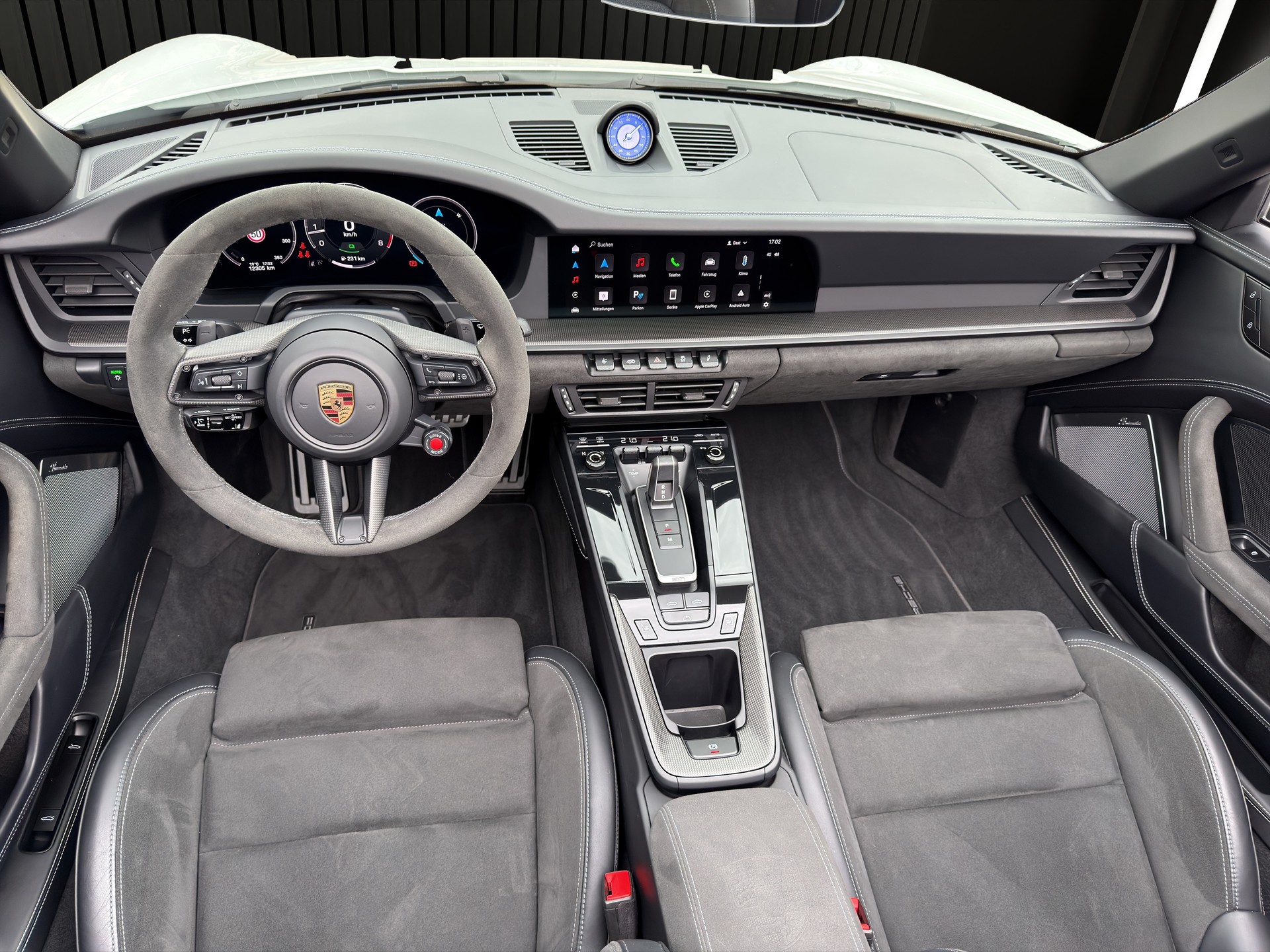 PORSCHE 911 Carrera 4 GTS Cabriolet-image-14