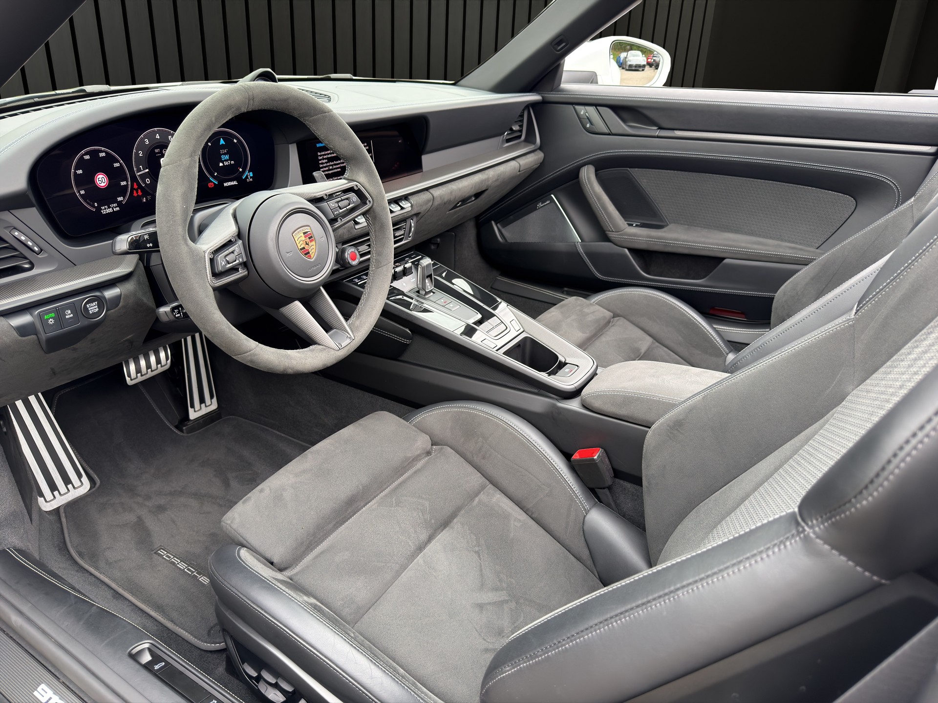 PORSCHE 911 Carrera 4 GTS Cabriolet-image-10