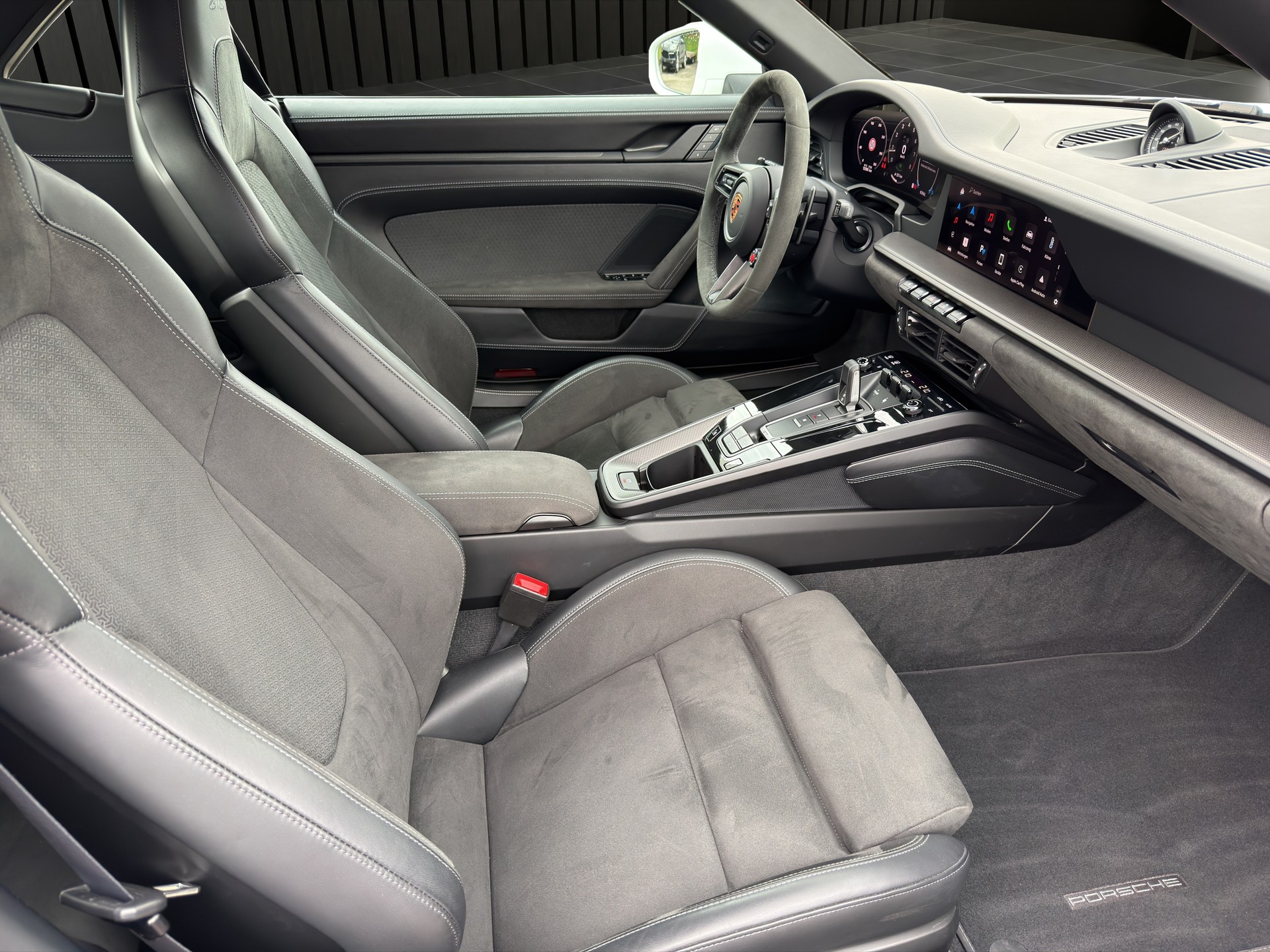 PORSCHE 911 Carrera 4 GTS Cabriolet-image-17