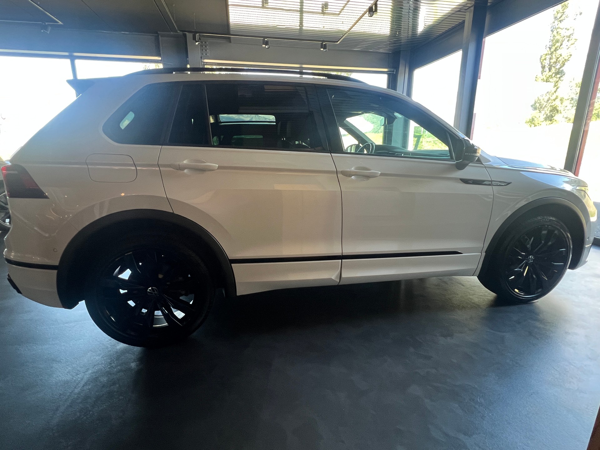 VW Tiguan 2.0TSI R-Line 4Motion DSG-image-2