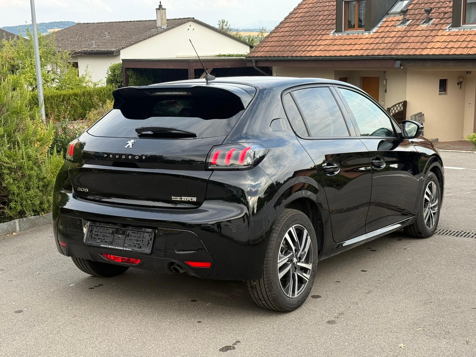 PEUGEOT 1.2 PureTech 100 Allure-image-9