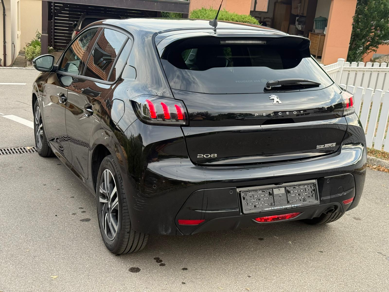 PEUGEOT 1.2 PureTech 100 Allure-image-2