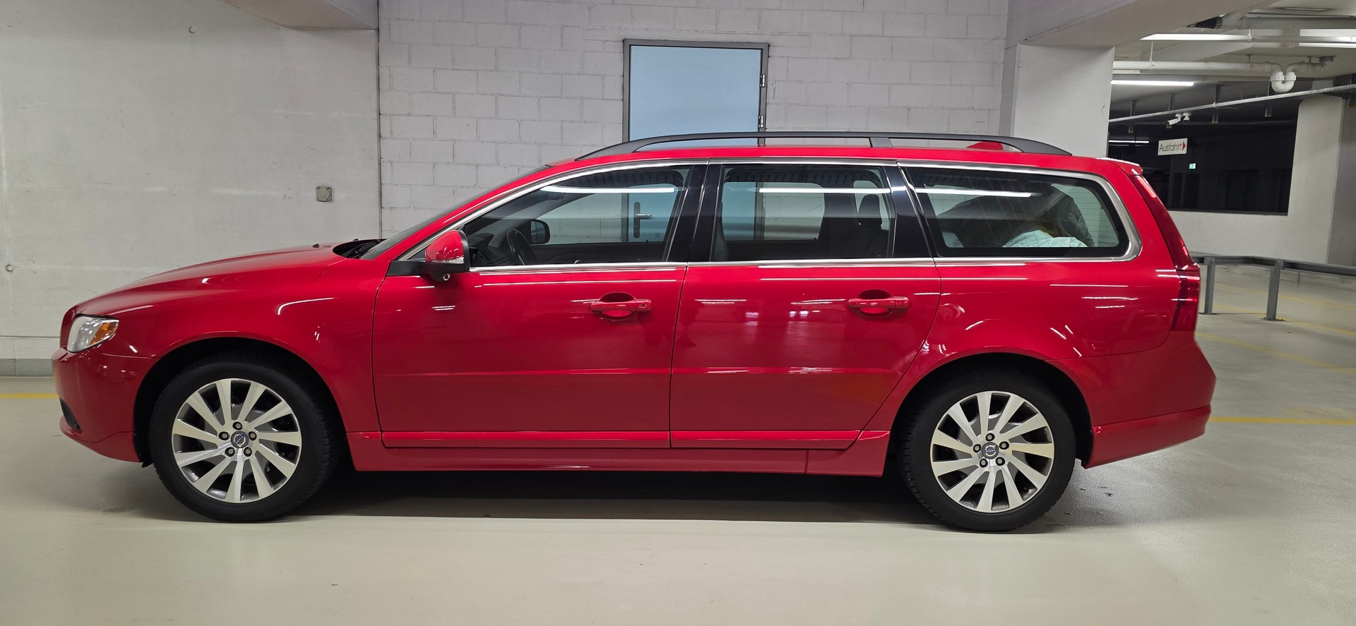 VOLVO V70 D5 Summum-image-1
