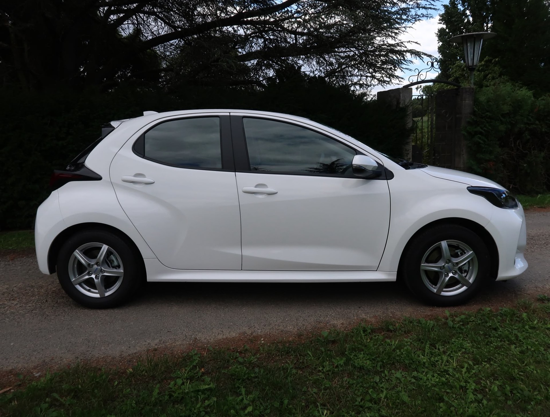 TOYOTA Yaris 1.5 Comfort e-CVT-image-3