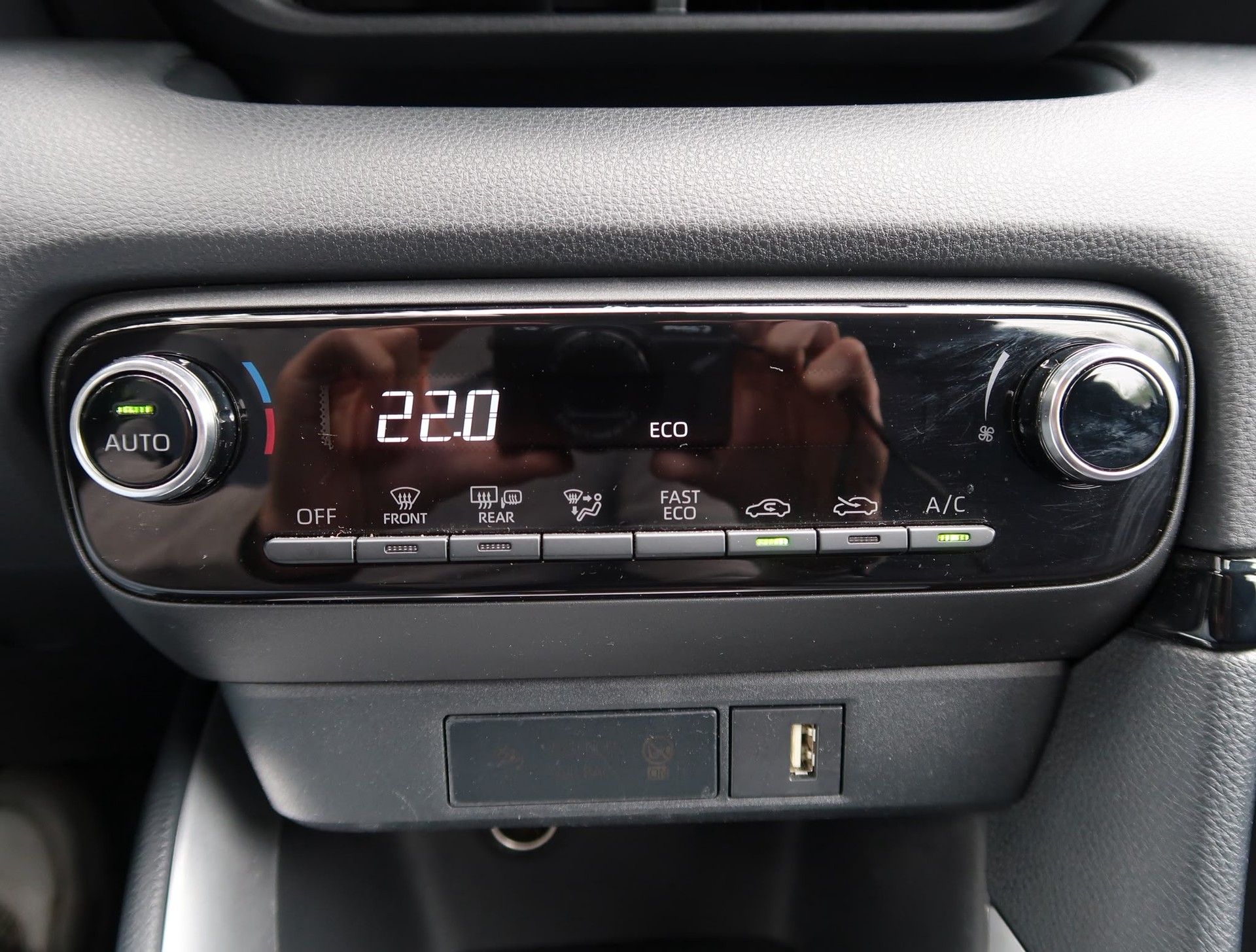 TOYOTA Yaris 1.5 Comfort e-CVT-image-19