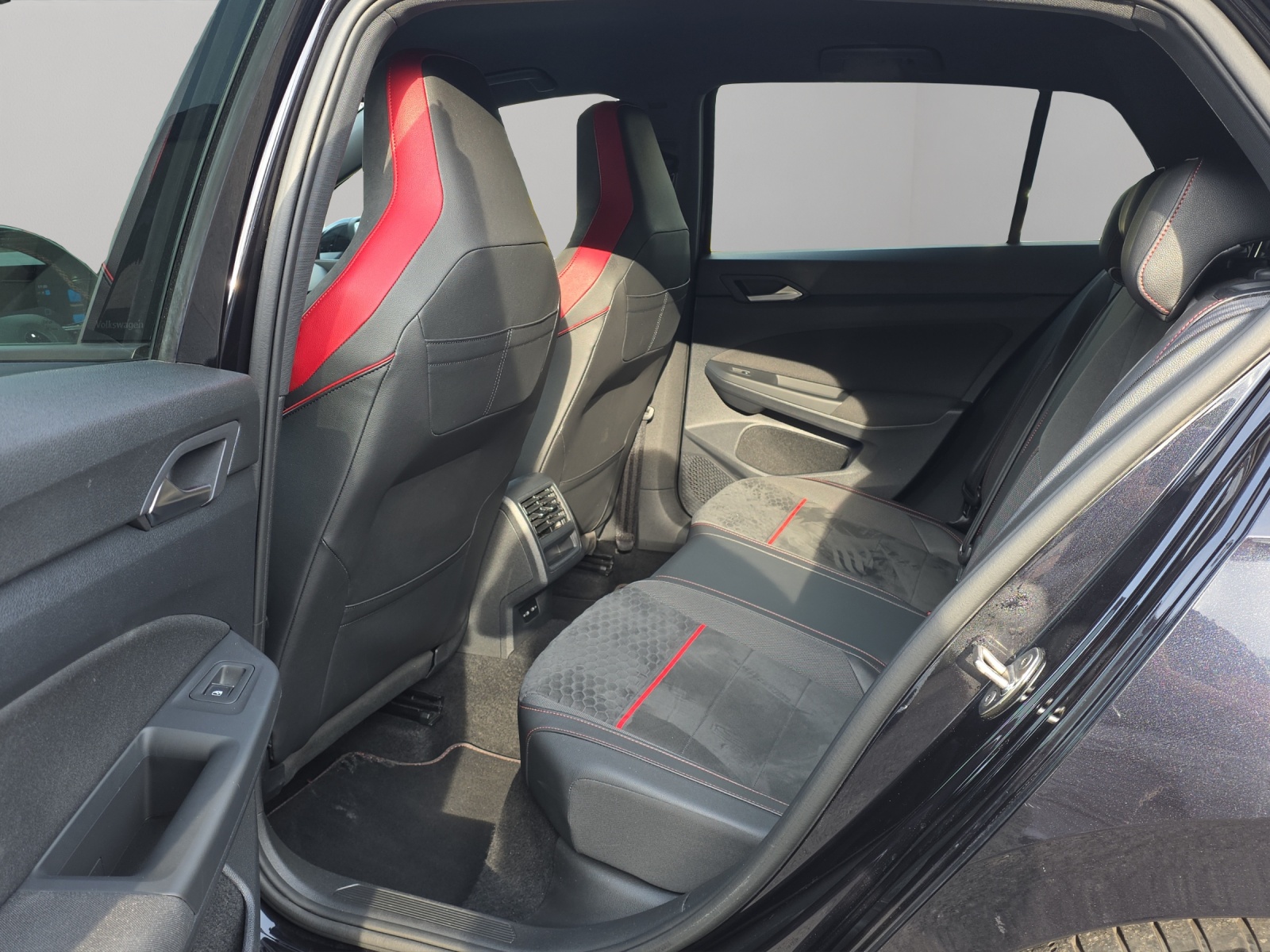 VW Golf 2.0 TSI GTI Clubsport DSG-image-8