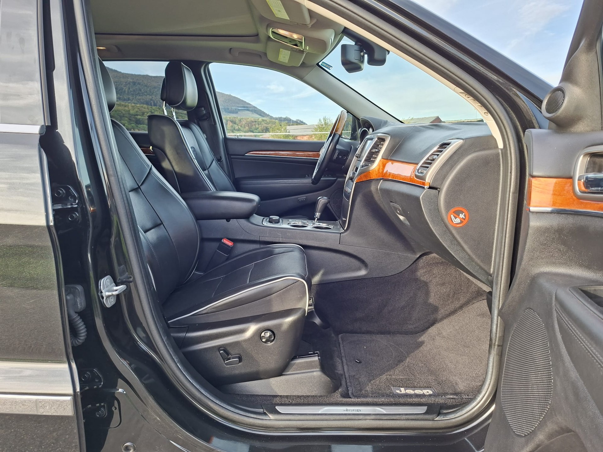 JEEP Grand Cherokee 5.7 HEMI Overland Automatic-image-9