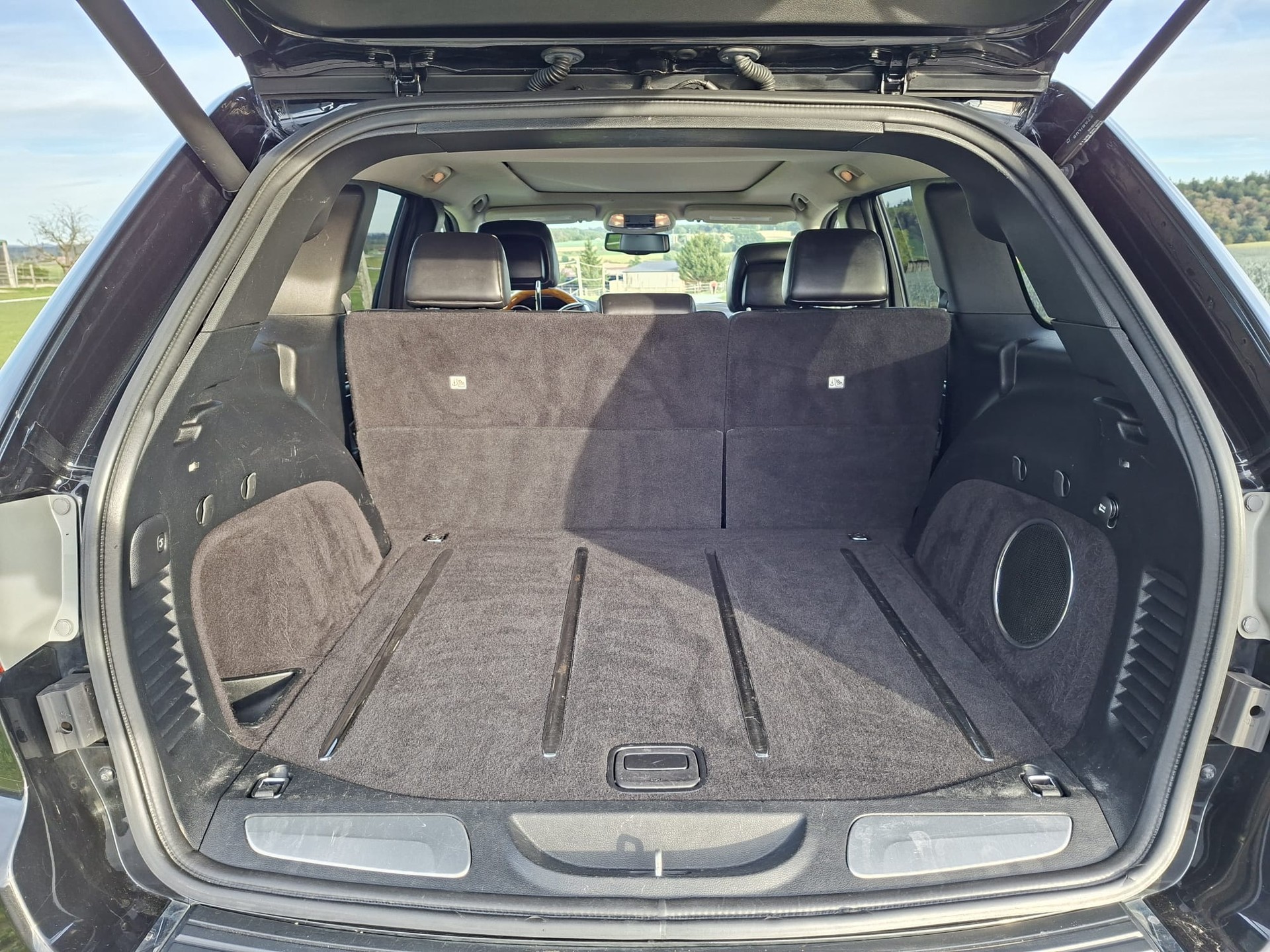 JEEP Grand Cherokee 5.7 HEMI Overland Automatic-image-14