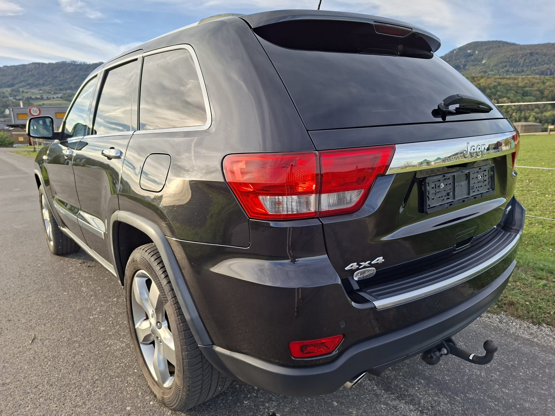 JEEP Grand Cherokee 5.7 HEMI Overland Automatic-image-4