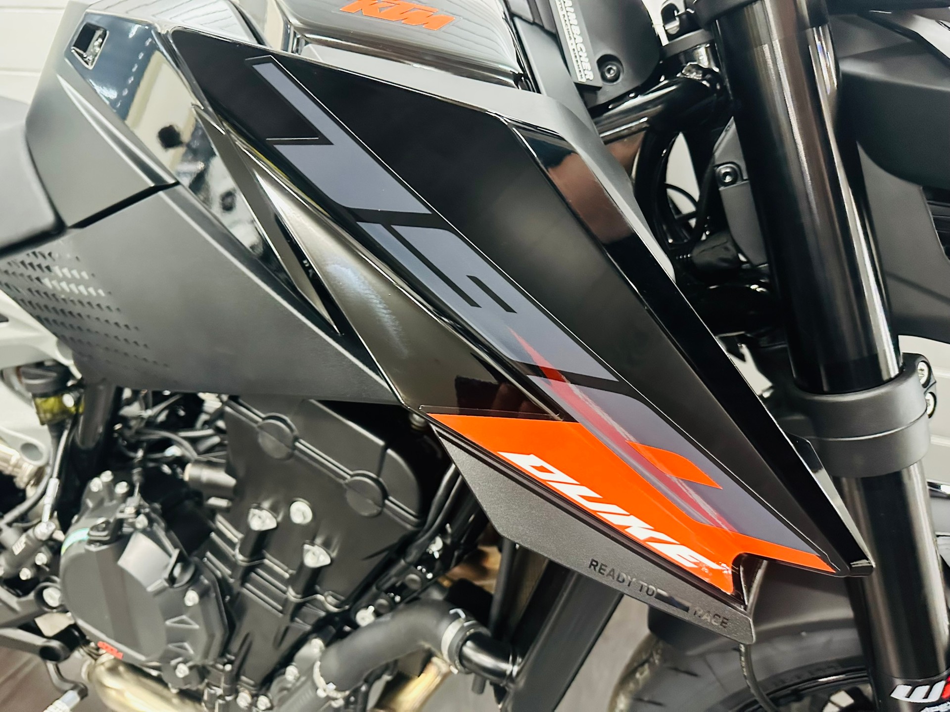 KTM 790 Duke-showroom-element-1
