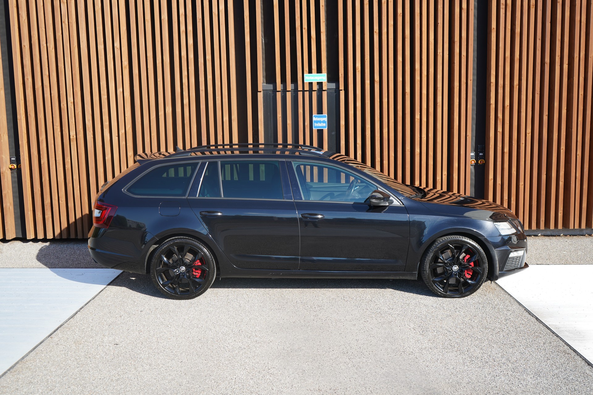 SKODA OCTAVIA COMBI 2.0 TSI RS FINAL EDITION BLACK DSG l 290 PS-image-4