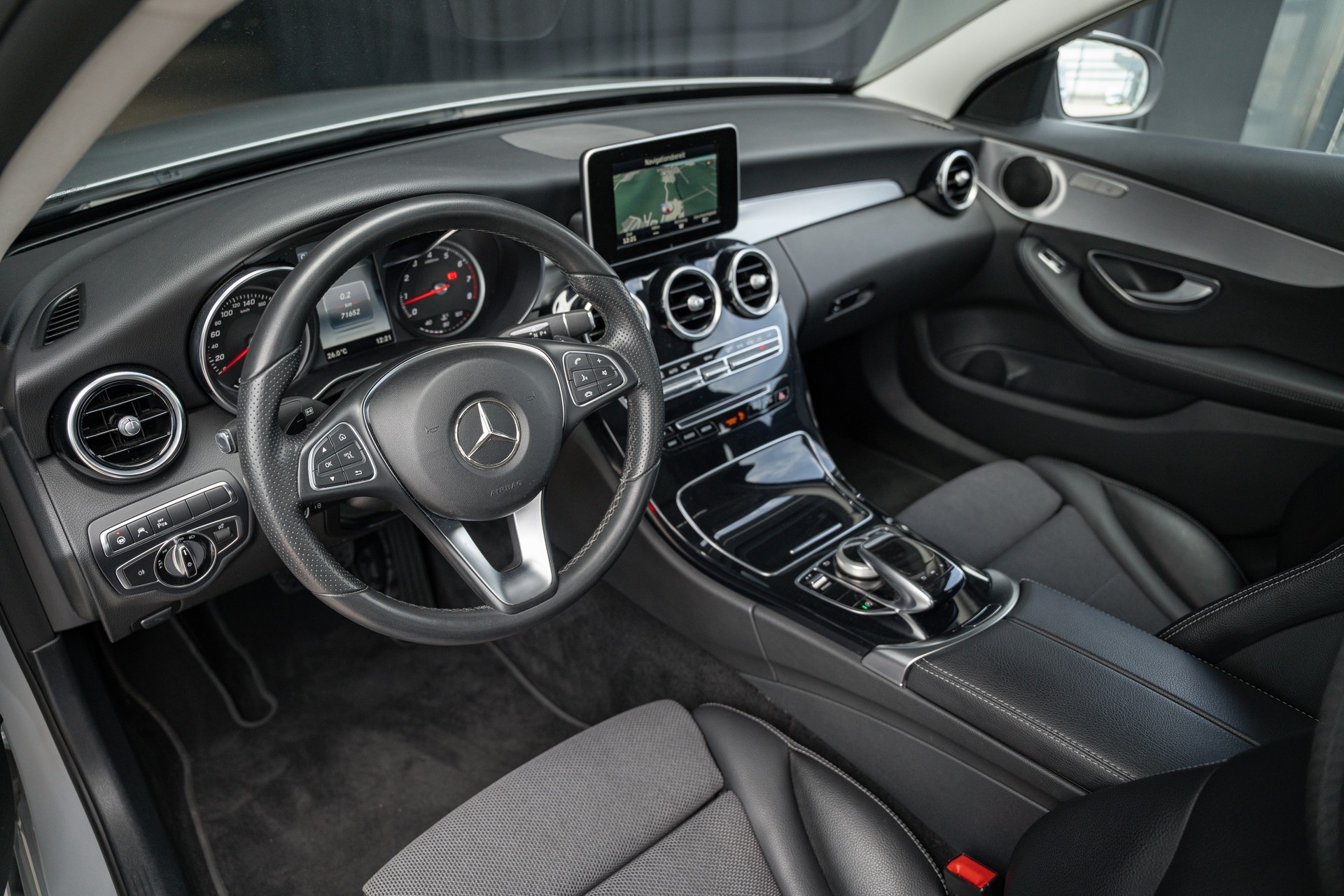 MERCEDES-BENZ C 180 Avantgarde-image-12