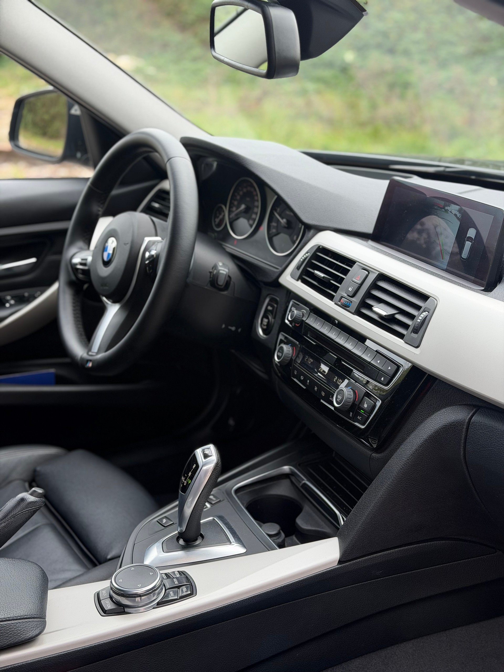 BMW 320d xDrive Touring Steptronic-image-12