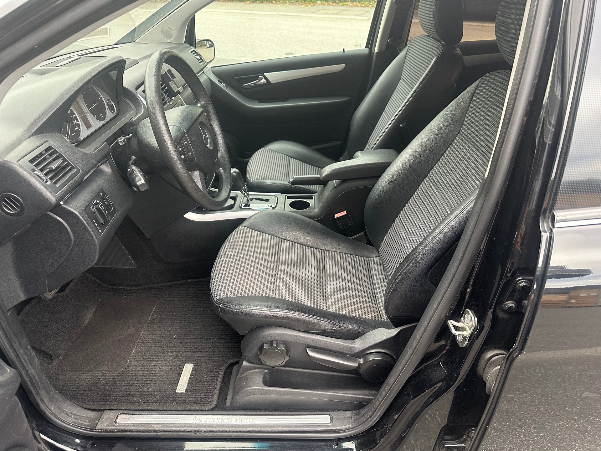 MERCEDES-BENZ B 180 CDI-image-9