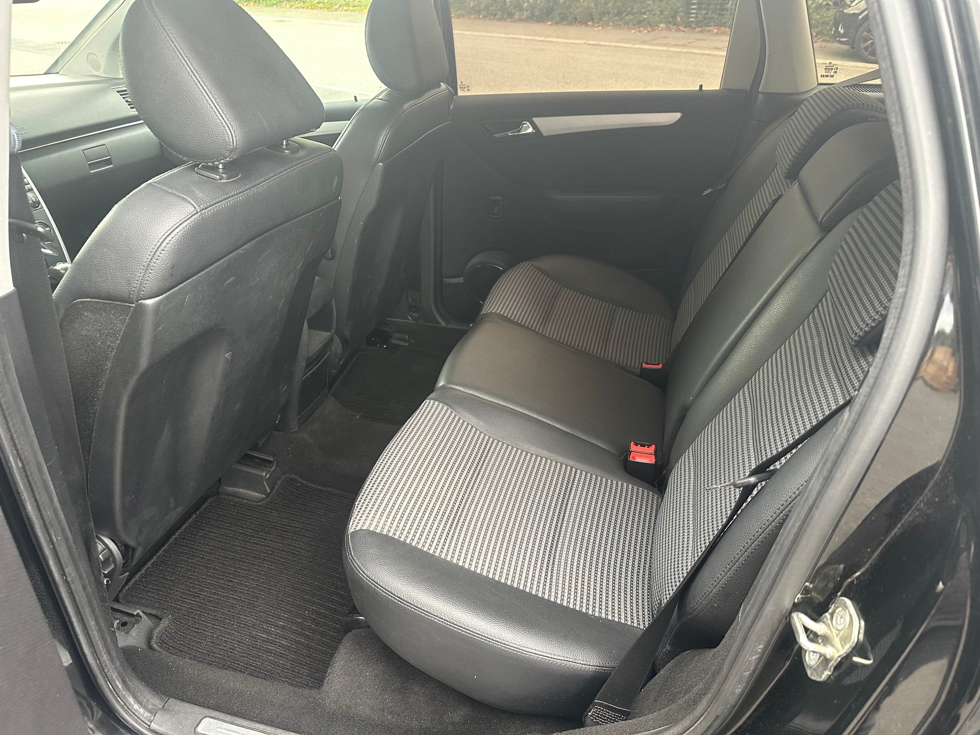 MERCEDES-BENZ B 180 CDI-image-11