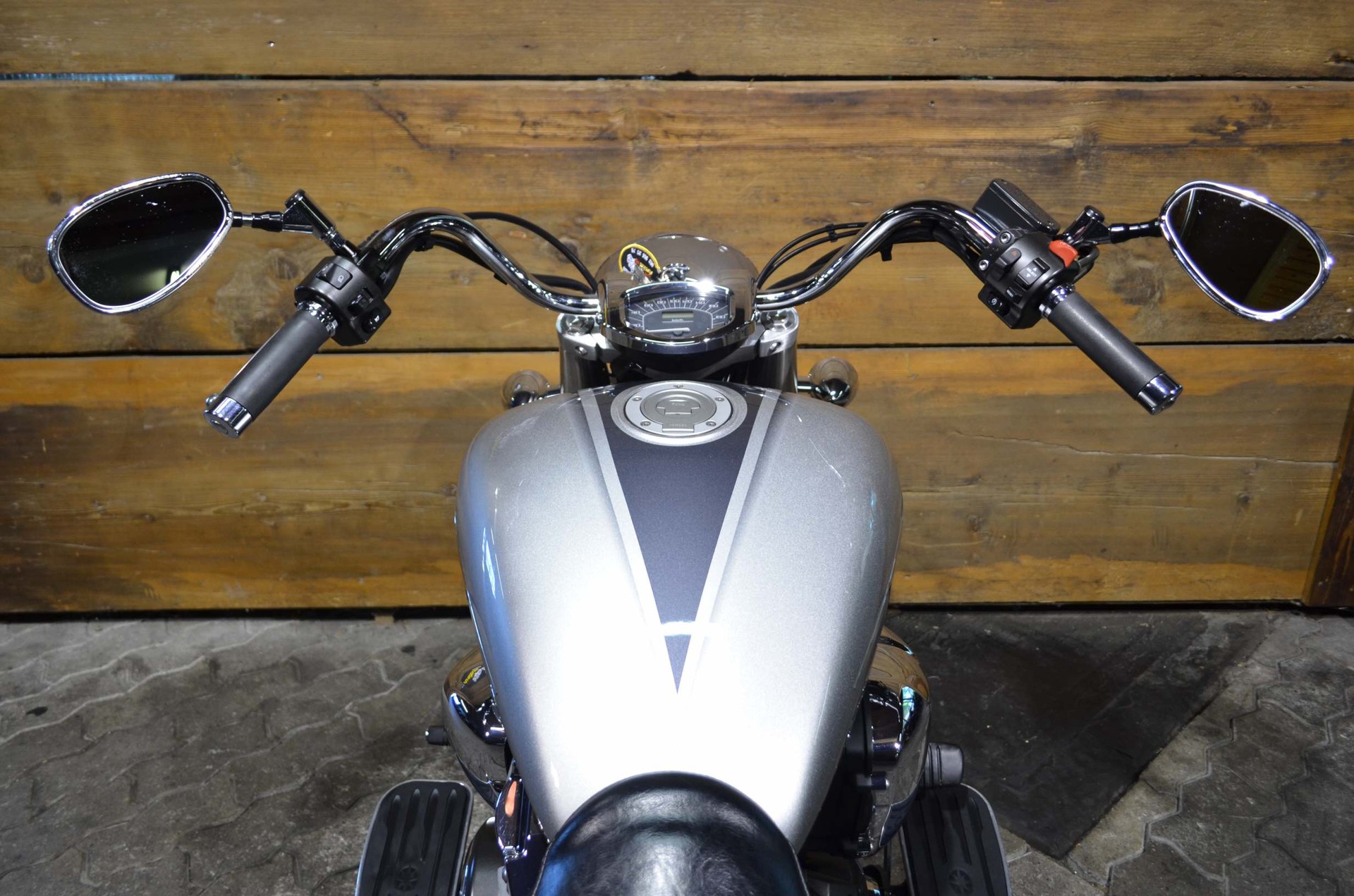 YAMAHA XVS 1300 A Midnight Star-showroom-element-2