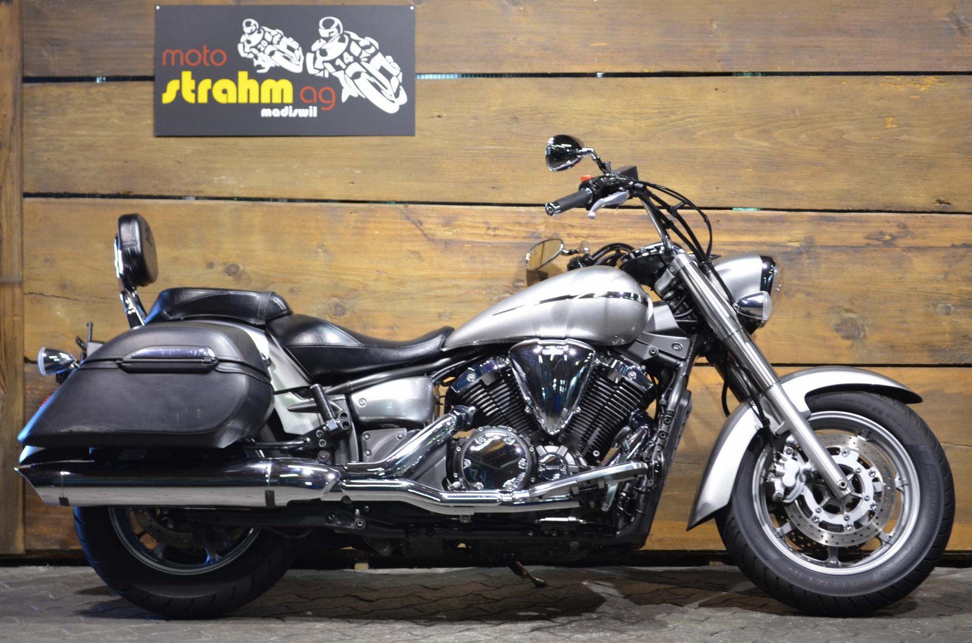 YAMAHA XVS 1300 A Midnight Star-showroom-element-1
