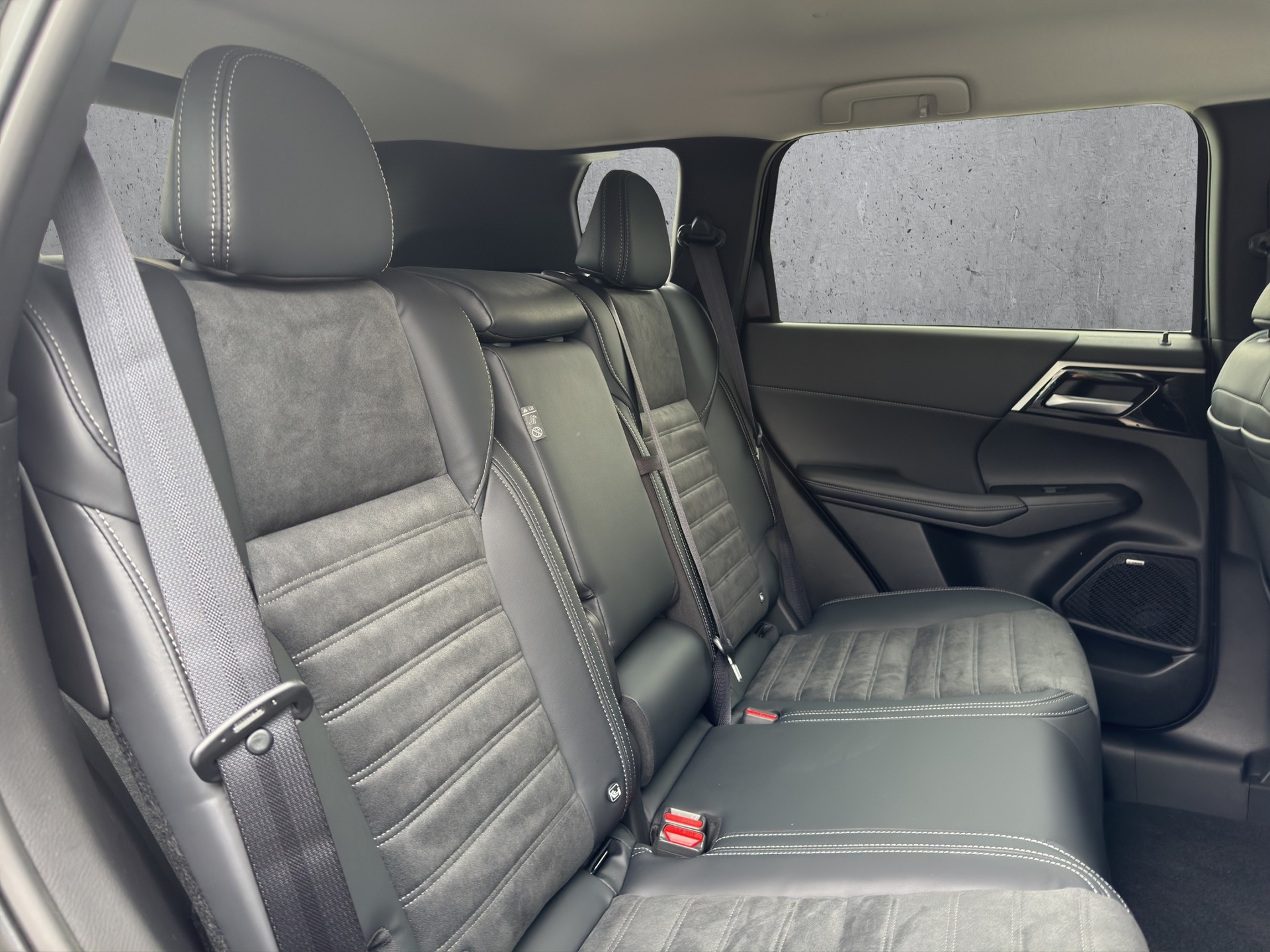 MITSUBISHI OUTLANDER 2.4 PHEV Intense 4x4-image-11