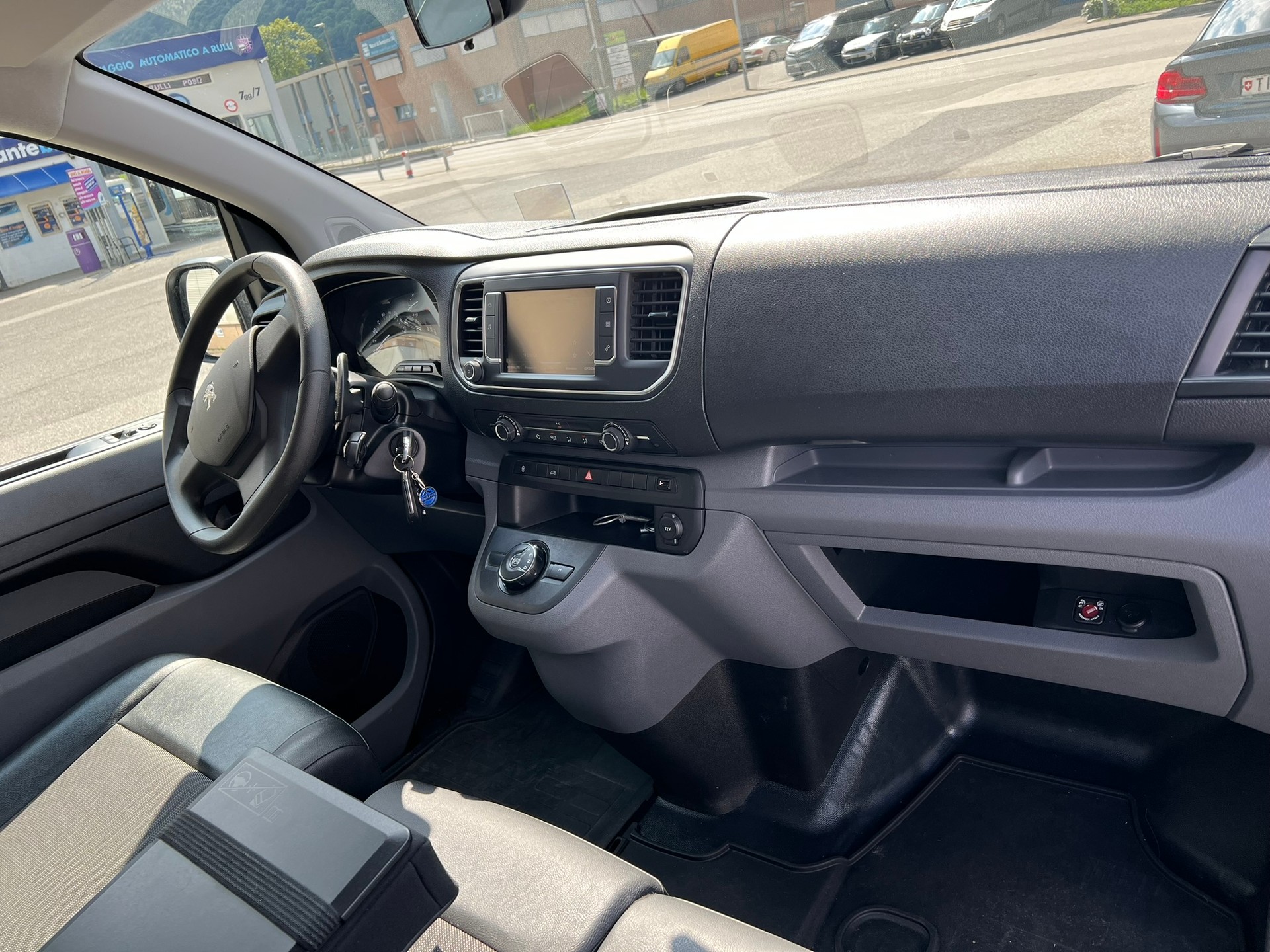 PEUGEOT Expert 2.0 BlueHDi 140 S&S Premium Long EAT8-image-13