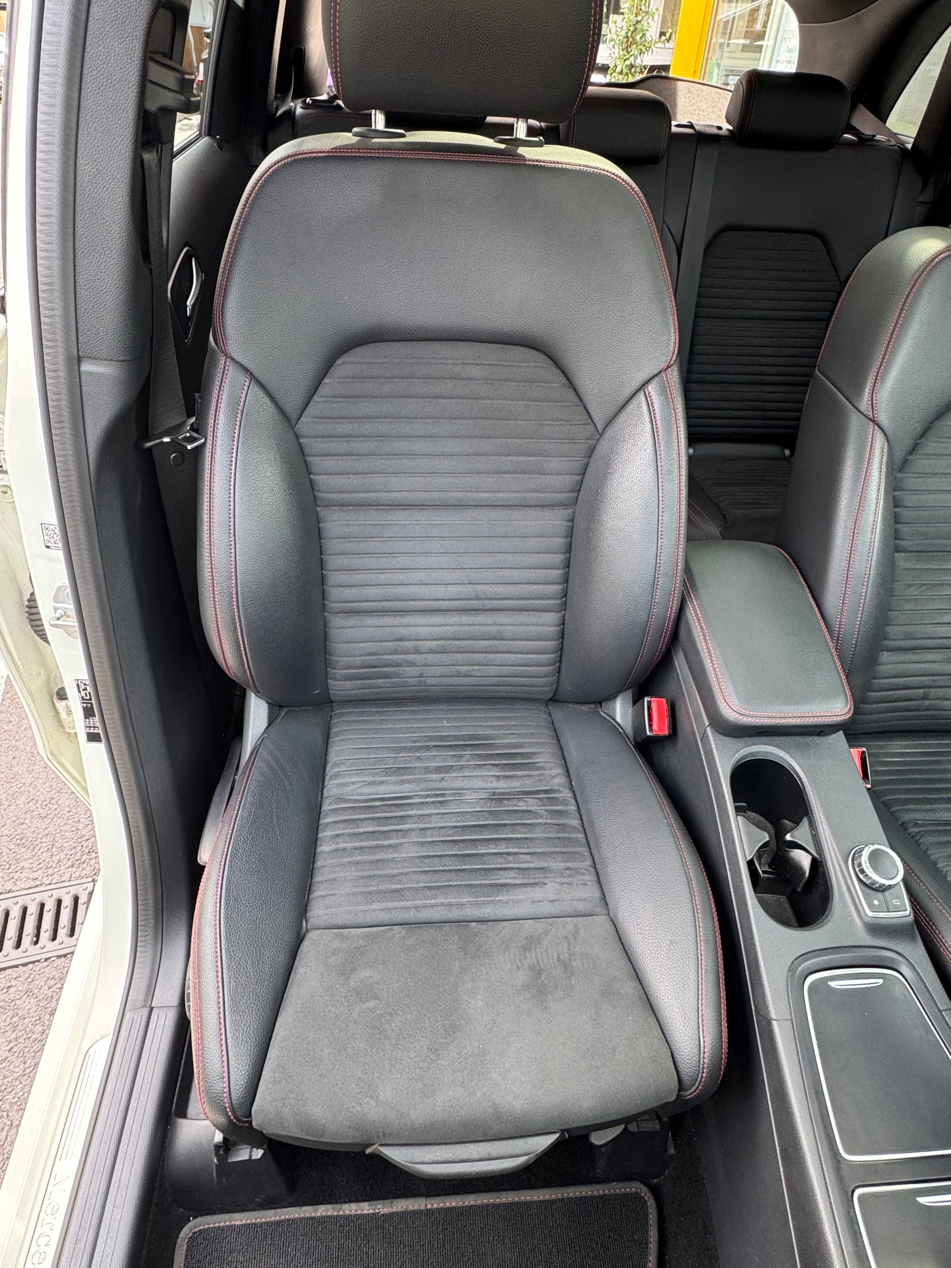 MERCEDES-BENZ B 250 AMG Line 7G-DCT-image-5