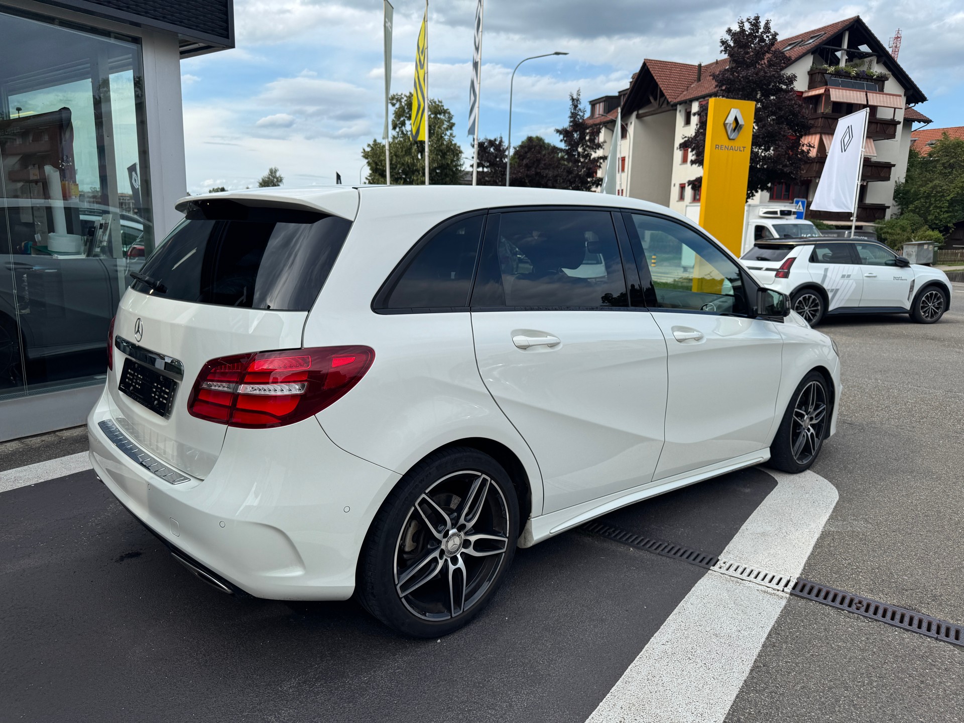 MERCEDES-BENZ B 250 AMG Line 7G-DCT-image-1