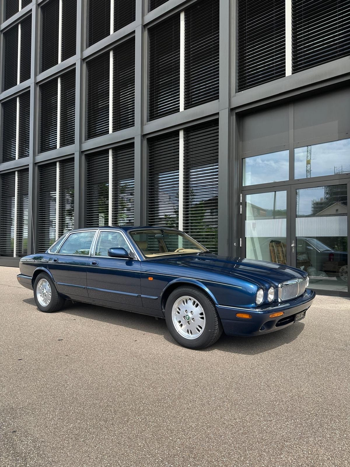 JAGUAR XJ 4.0 Sovereign-image-1