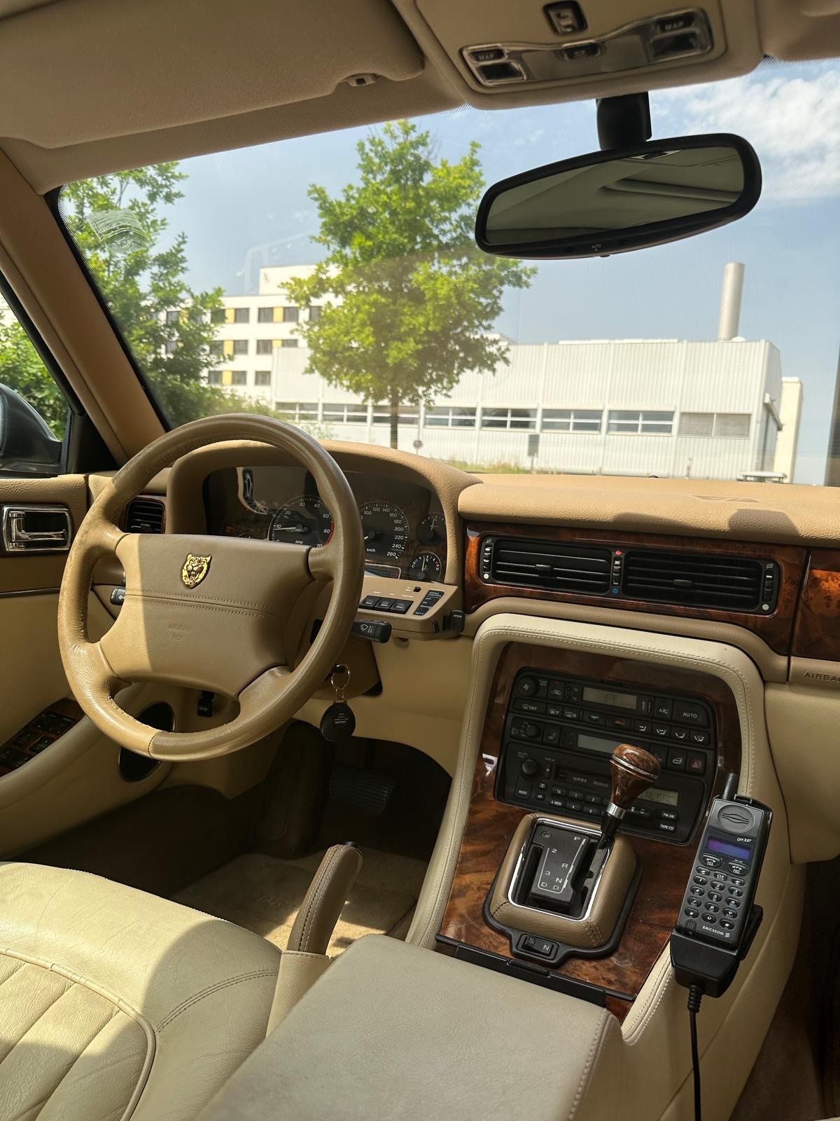 JAGUAR XJ 4.0 Sovereign-image-6