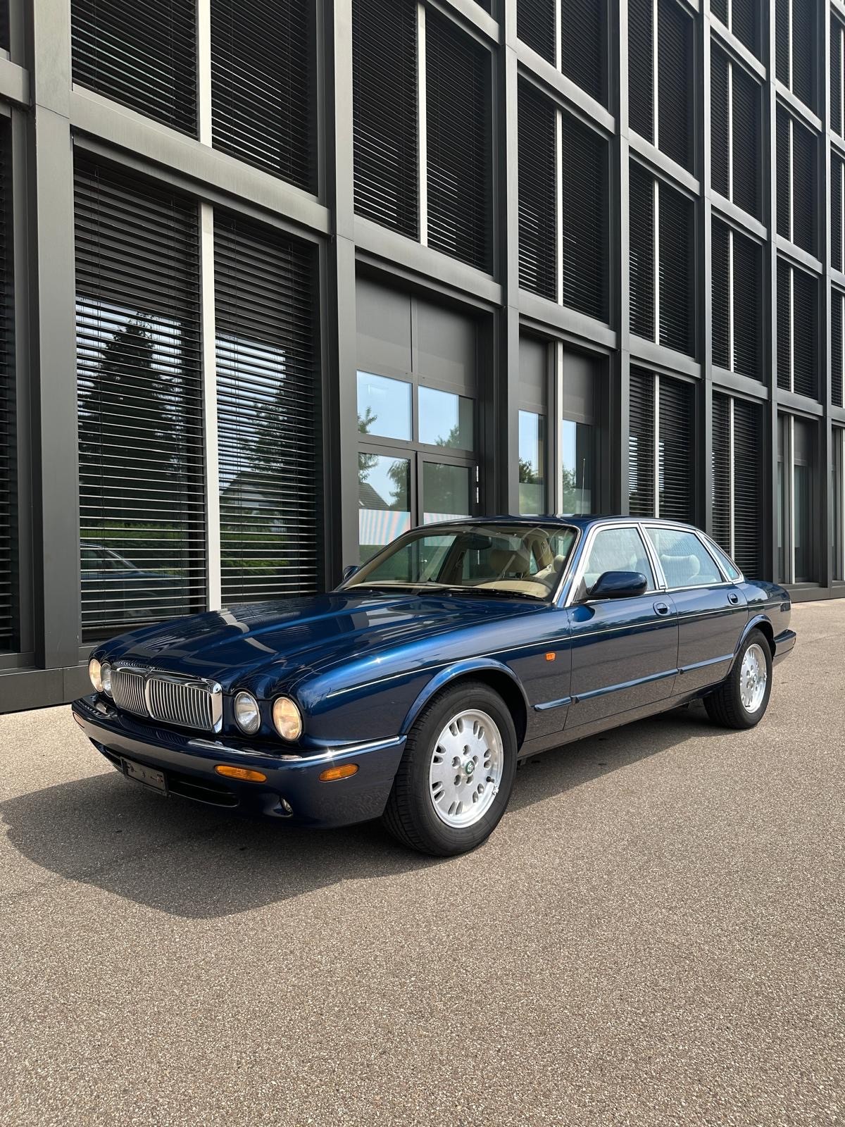 JAGUAR XJ 4.0 Sovereign-image-0