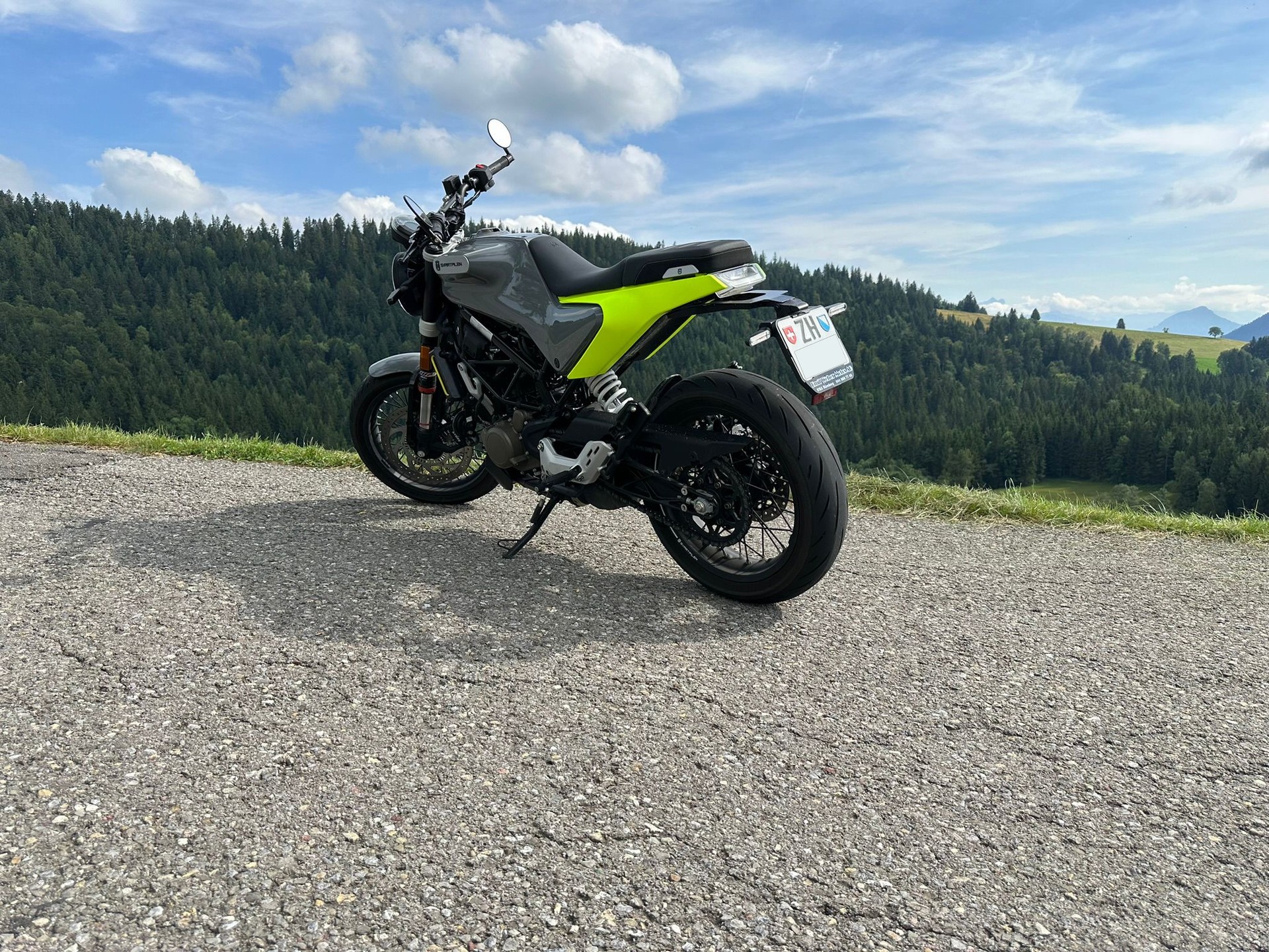 HUSQVARNA Svartpilen 125 Edition yellow grey-image-1