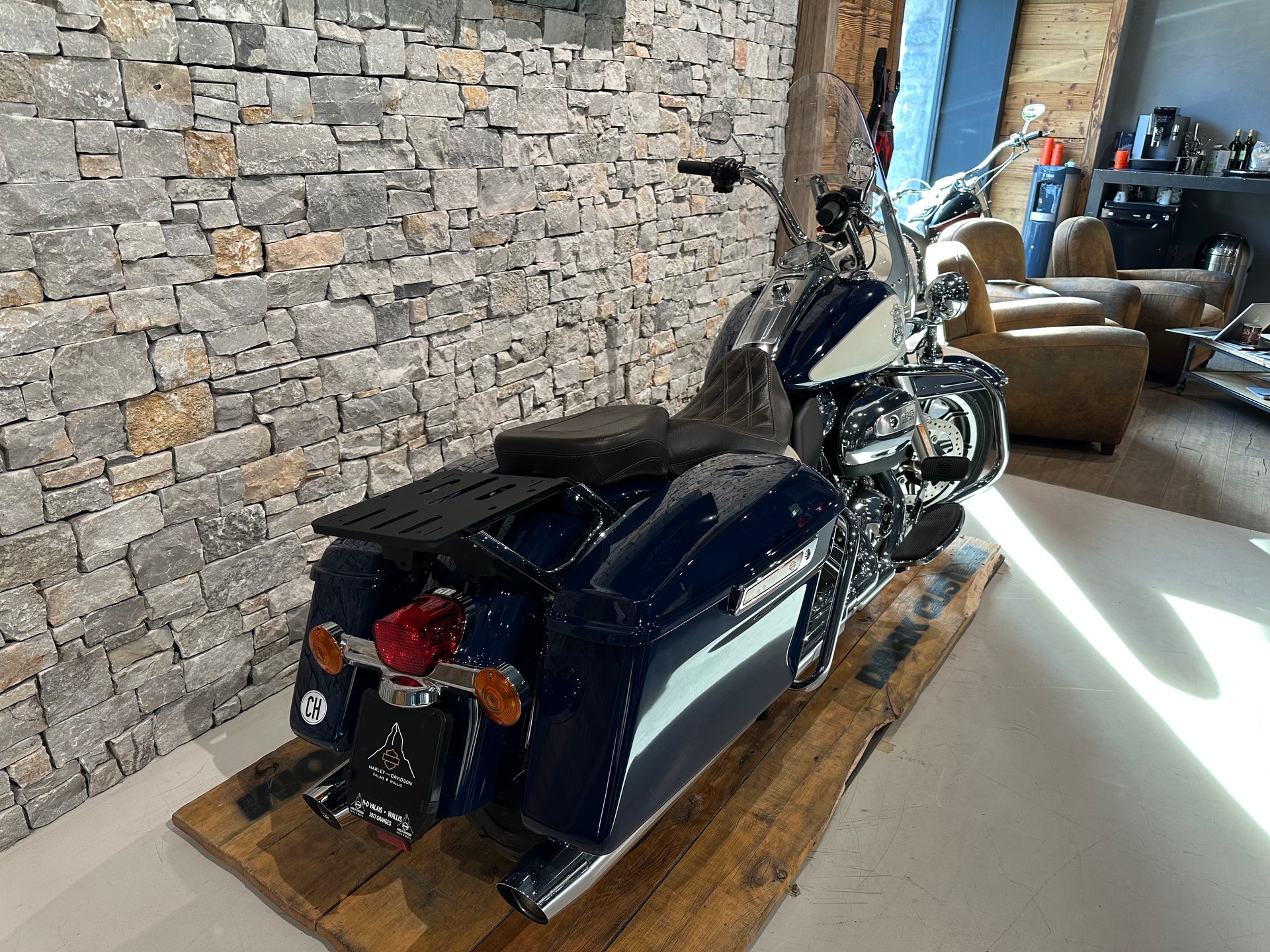 HARLEY-DAVIDSON Road Glide FLHP-showroom-element-2
