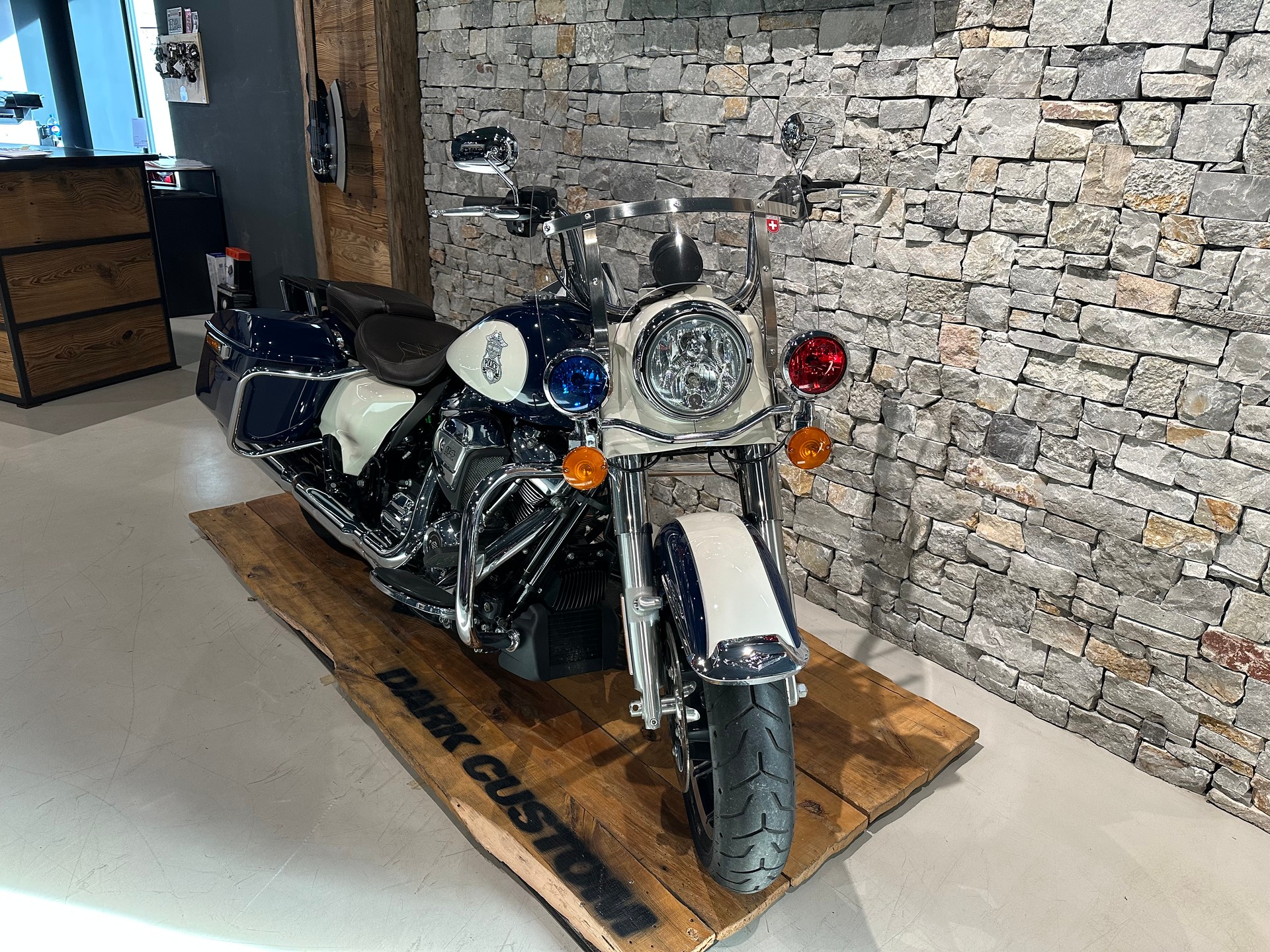 HARLEY-DAVIDSON Road Glide FLHP-showroom-element-1