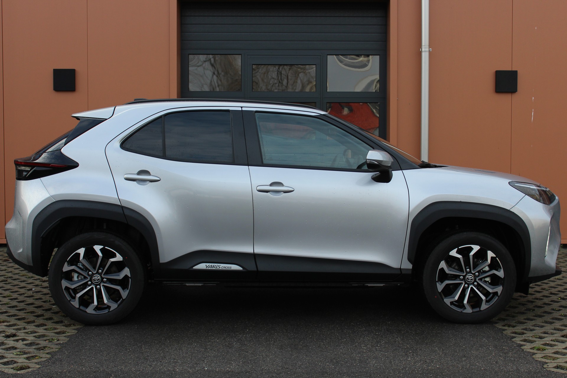 TOYOTA Yaris Cross 1.5 Trend AWDi e-CVT 4x4 - "Garantie 15 ans * Caméra * Tempomat Adapt. * Clim Auto"-image-3