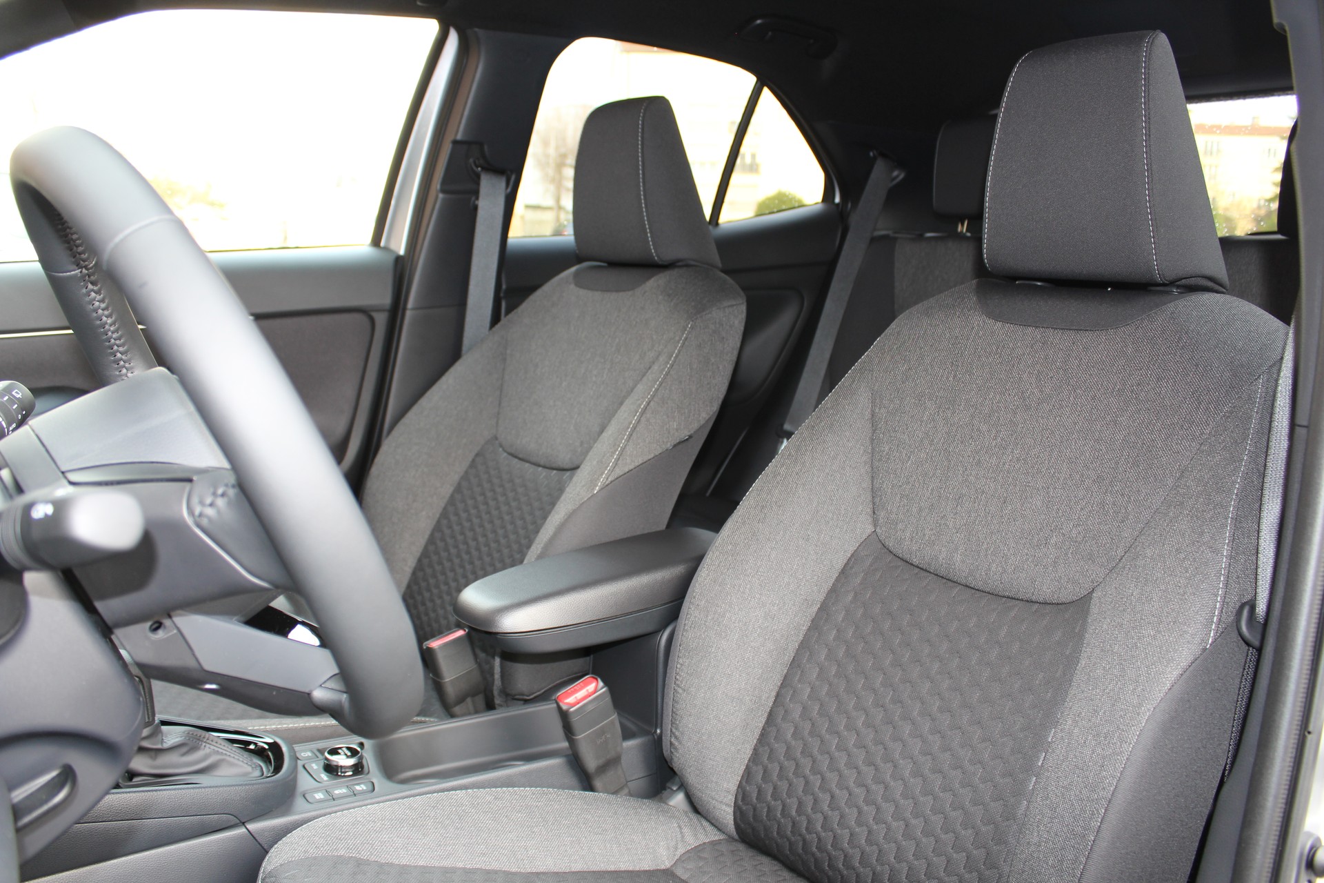 TOYOTA Yaris Cross 1.5 Trend AWDi e-CVT 4x4 - "Garantie 15 ans * Caméra * Tempomat Adapt. * Clim Auto"-image-16