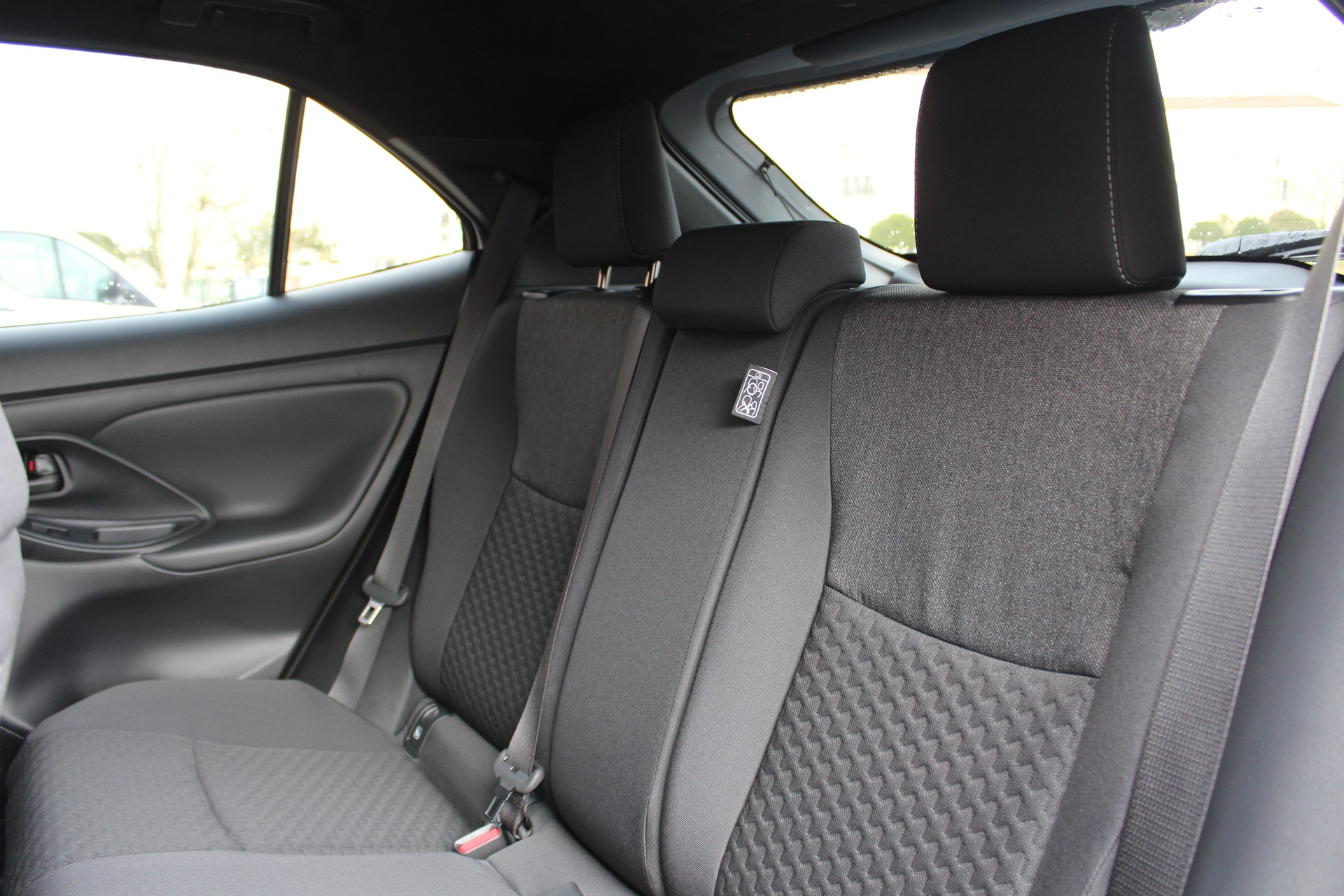 TOYOTA Yaris Cross 1.5 Trend AWDi e-CVT 4x4 - "Garantie 15 ans * Caméra * Tempomat Adapt. * Clim Auto"-image-18