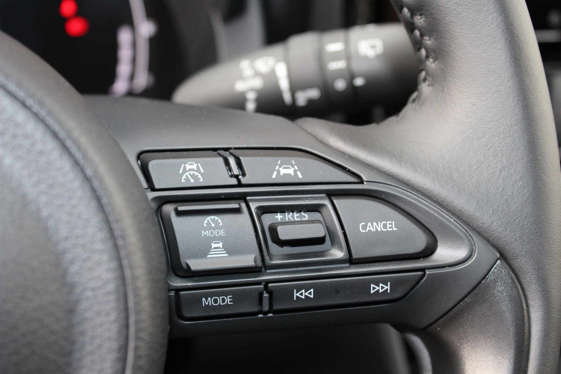 TOYOTA Yaris Cross 1.5 Trend AWDi e-CVT 4x4 - "Garantie 15 ans * Caméra * Tempomat Adapt. * Clim Auto"-image-9