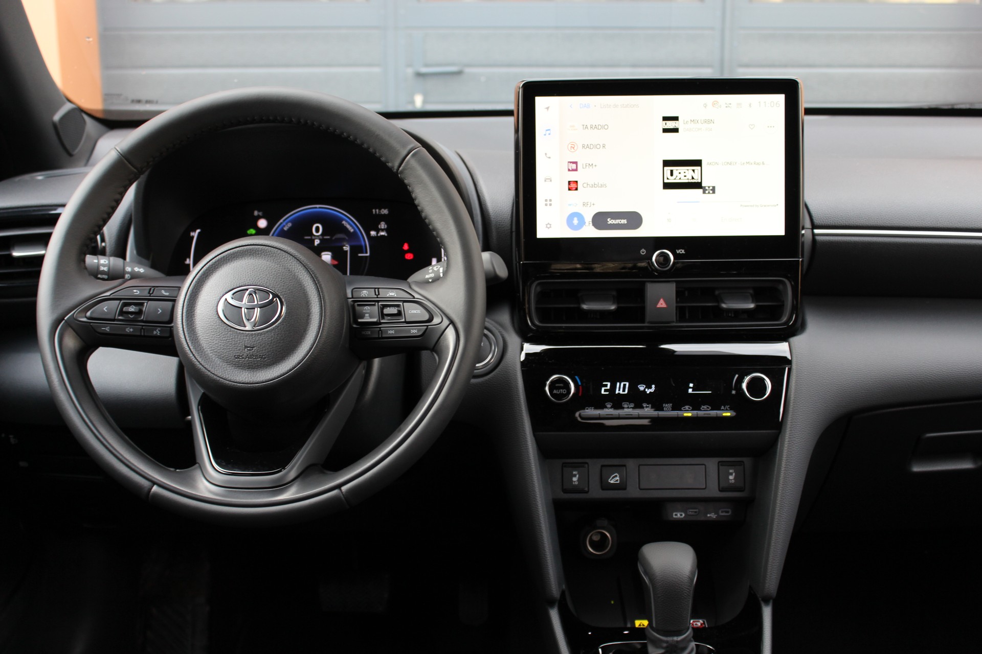 TOYOTA Yaris Cross 1.5 Trend AWDi e-CVT 4x4 - "Garantie 15 ans * Caméra * Tempomat Adapt. * Clim Auto"-image-7